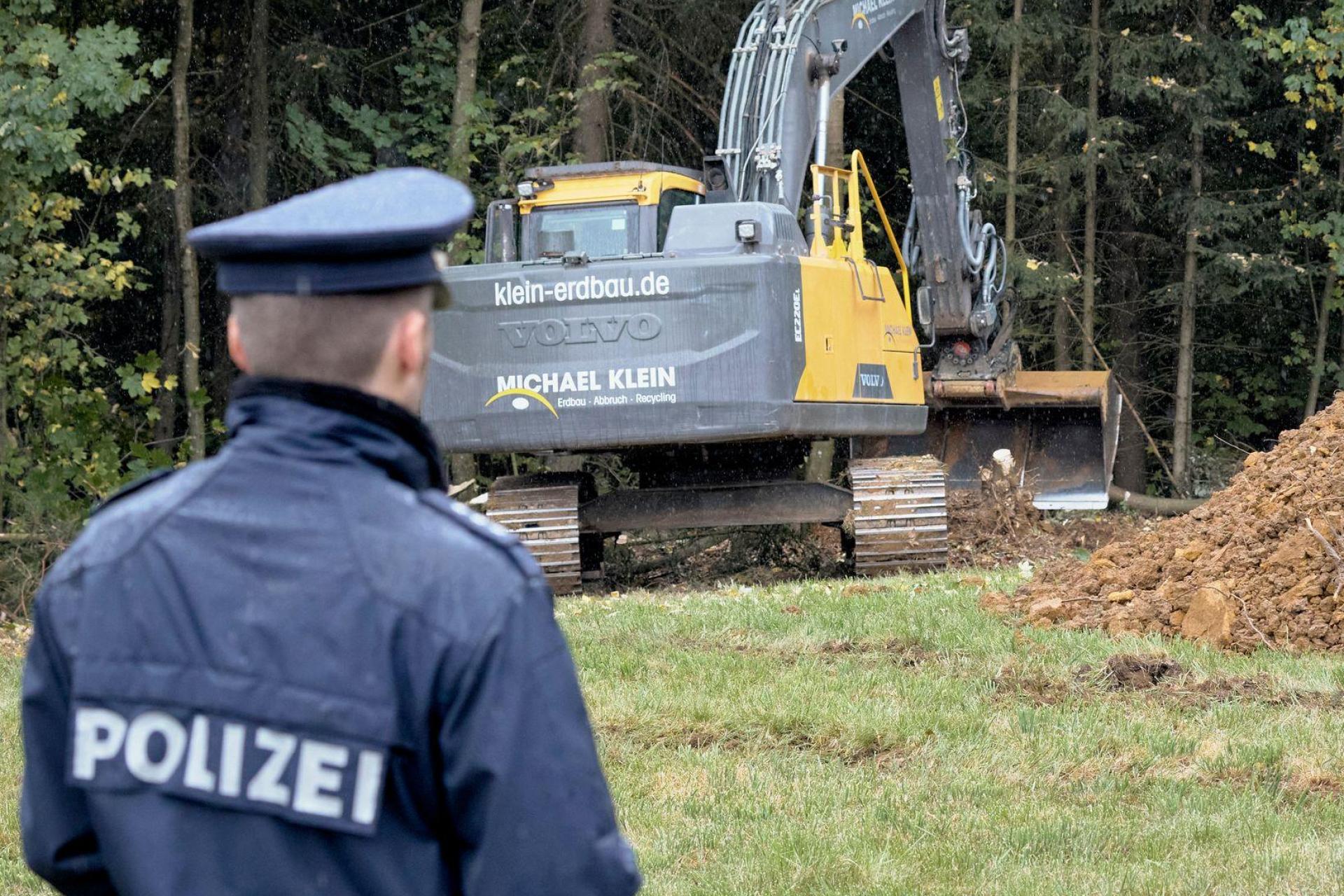 In den vergangenen Tagen hatte die Polizei auf der Suche nach Hinweisen an mehreren Orten gegraben.  (Archivbild: Tizian Gerbing/dpa)