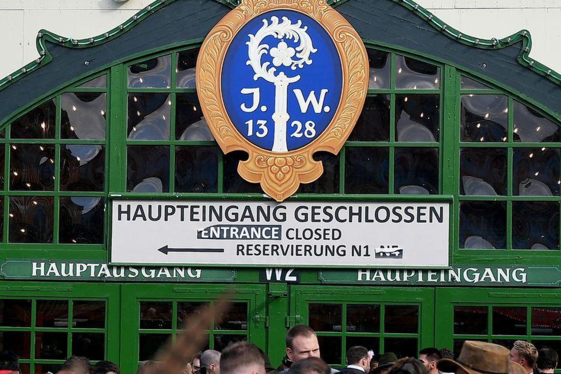 Nicht nur die Bierzelte, auch das gesamte Gelände war zeitweise überfüllt. (Archivbild: Felix Hörhager/dpa)