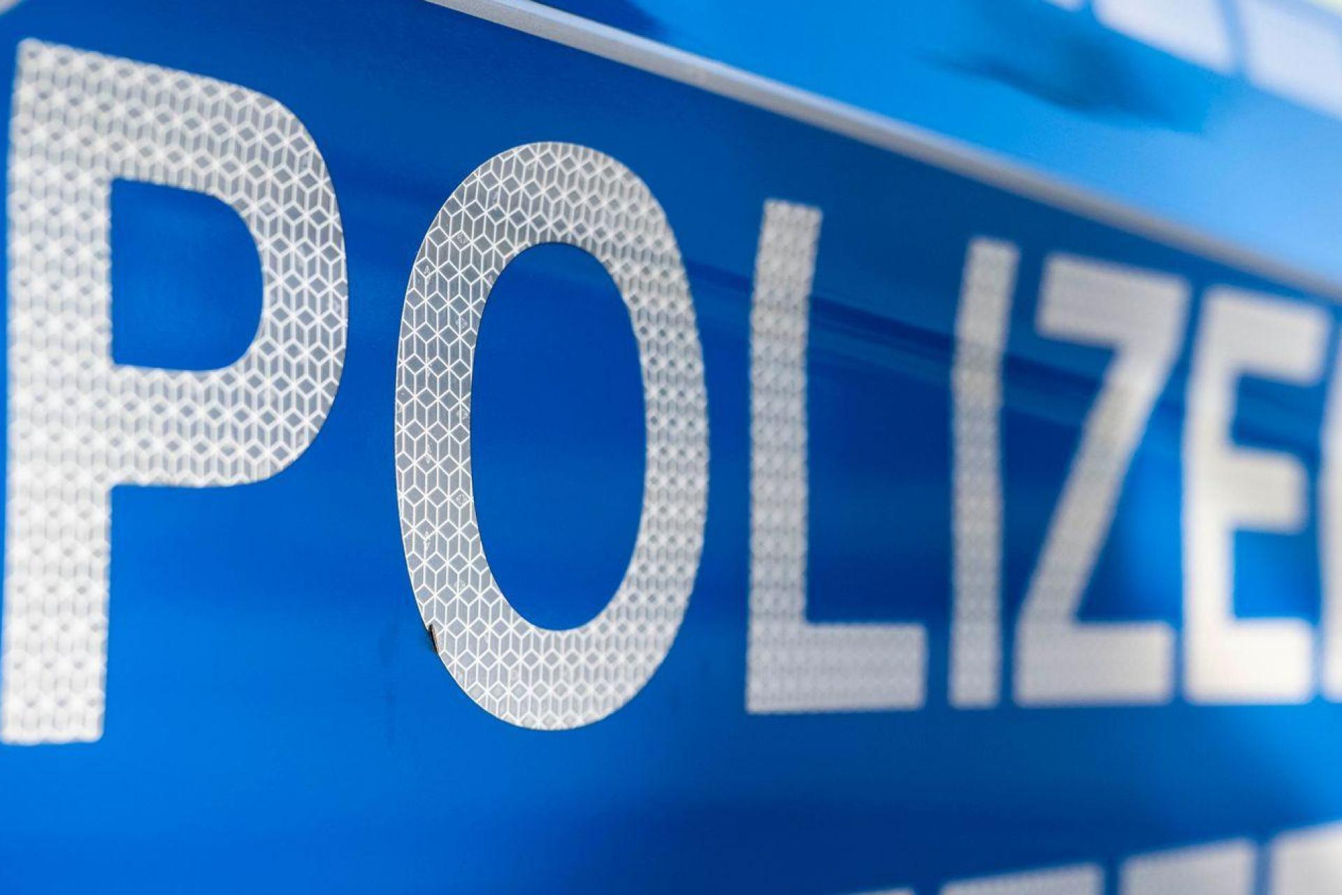 Ein Mann aus Sulzbach-Rosenberg wurde Opfer eines Warenbetrugs. Er erhielt statt des bestellten Handys nur alte Kopfhörer. (Symbolbild: David Inderlied/dpa)