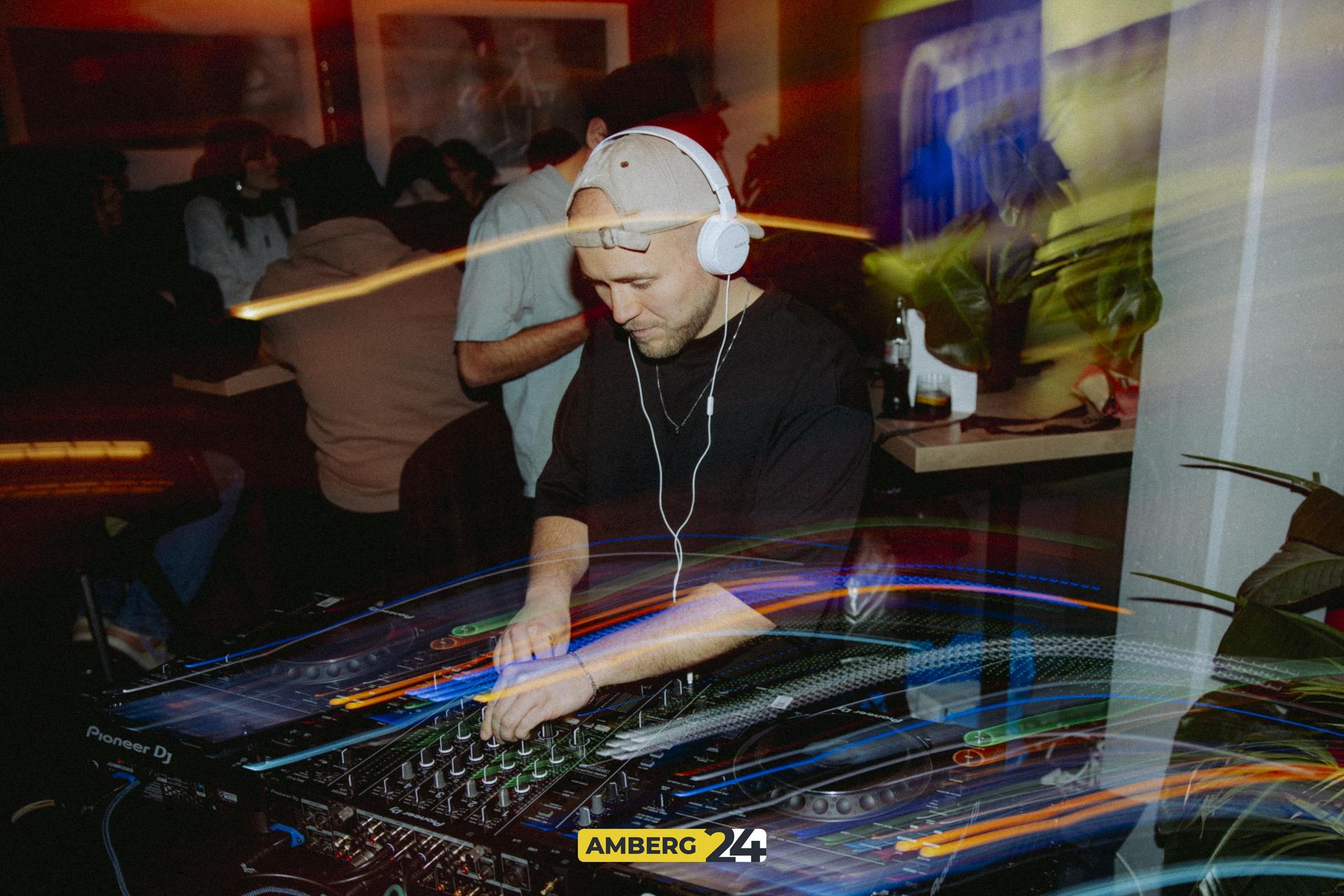 Die Fotoausstellung in der Skybar am Samstag. (Bild: Lolografie)