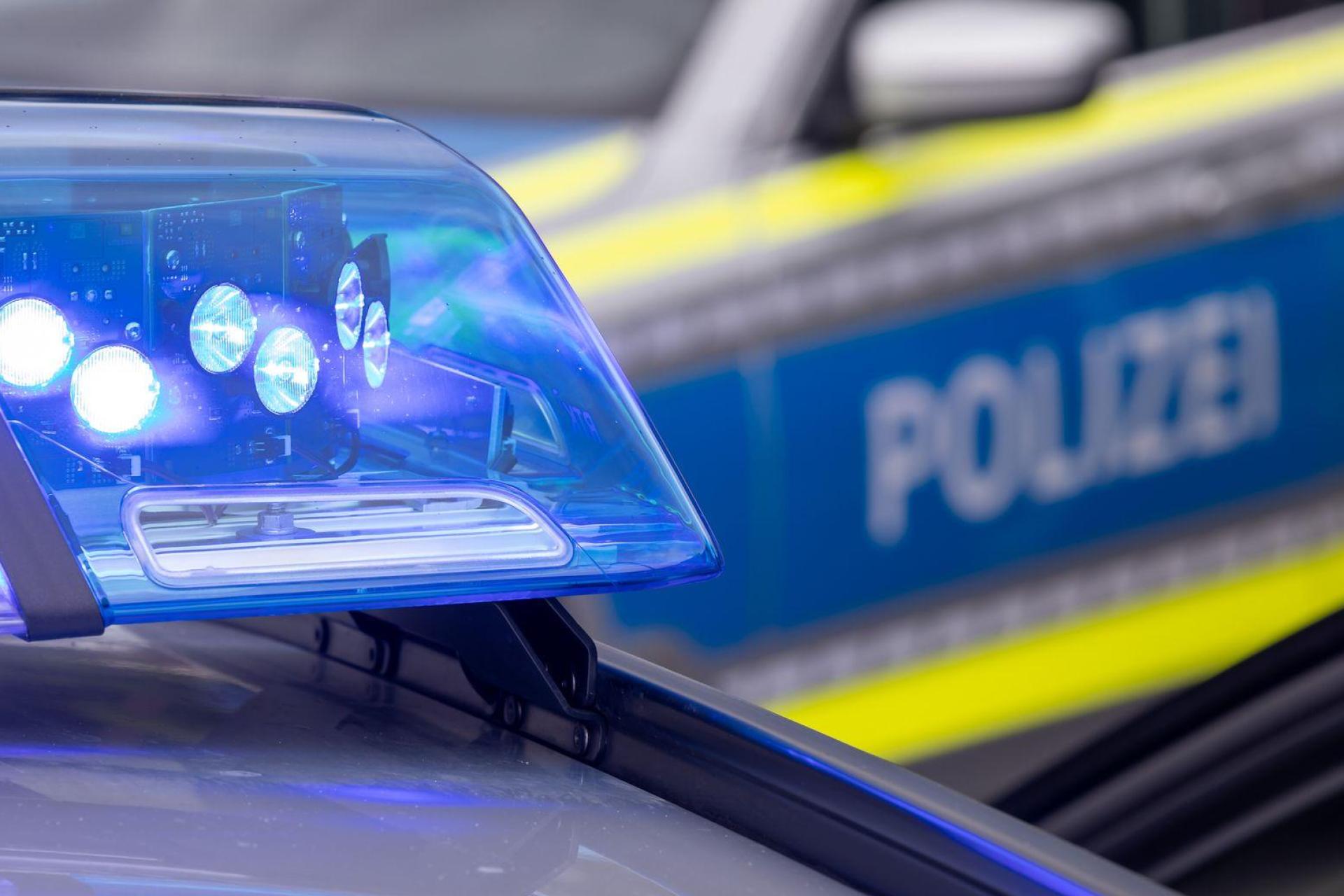 In Amberg wurden mehrere Fahrzeuge beschädigt. Die Polizei sucht Zeugen. (Symbolbild: Daniel Karmann/dpa)