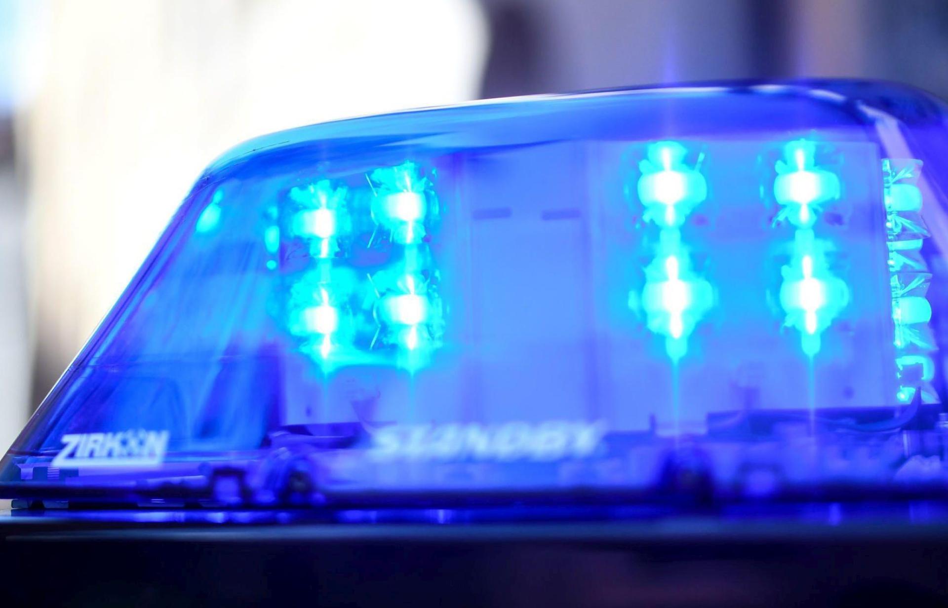 Die Polizei sucht Zeugen, nachdem ein bislang Unbekannter ein Auto auf dem Parkplatz des Vilsecker Schwimmbads beschädigt hat und anschließend geflüchtet ist.  (Symbolbild: Patrick Seeger/dpa)