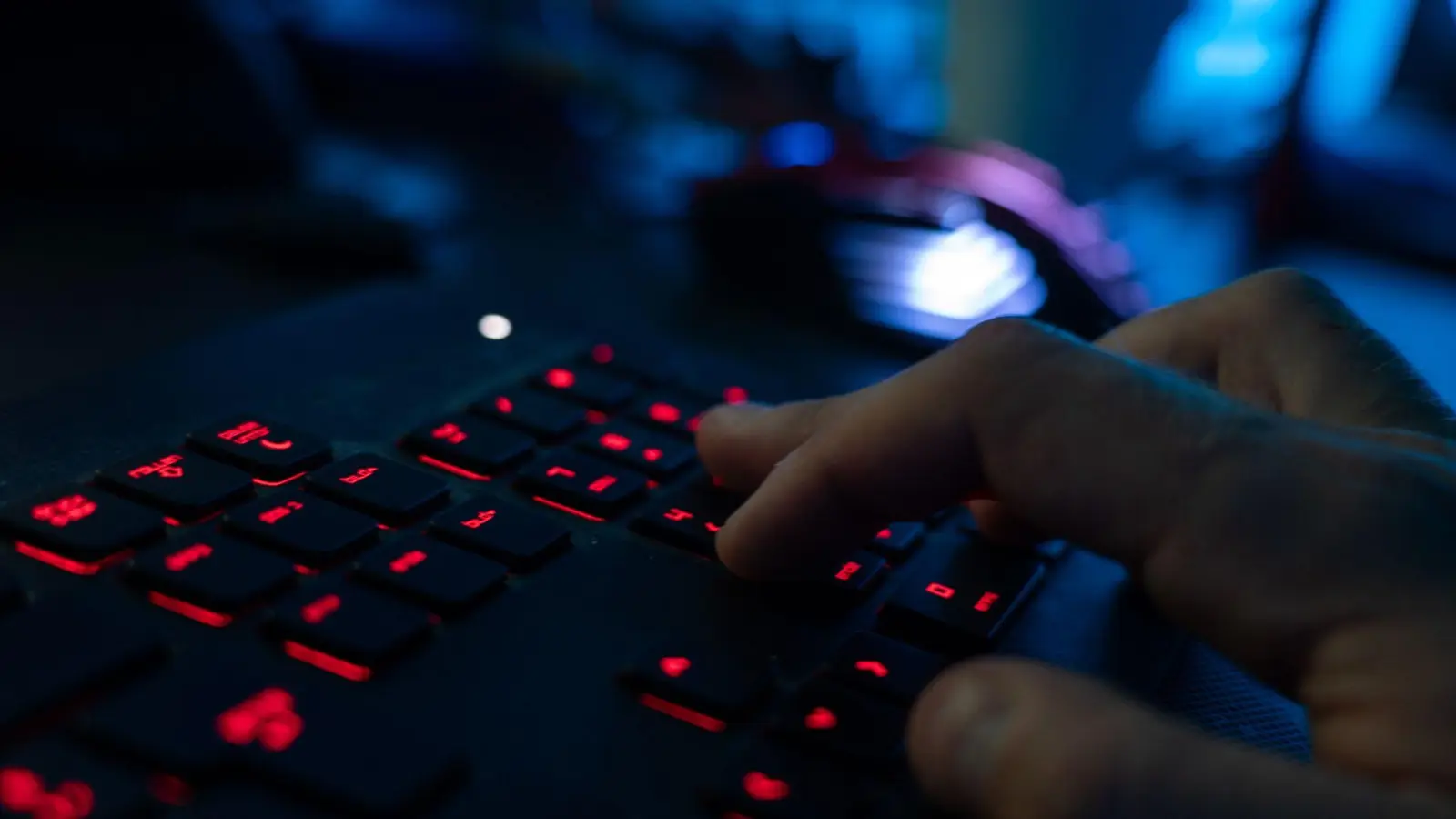 Jeder neunte Internetnutzer in Deutschland (11 Prozent) wurde im vergangenen Jahr Opfer von Cyberkriminalität. (Symbolbild: Nicolas Armer/dpa)