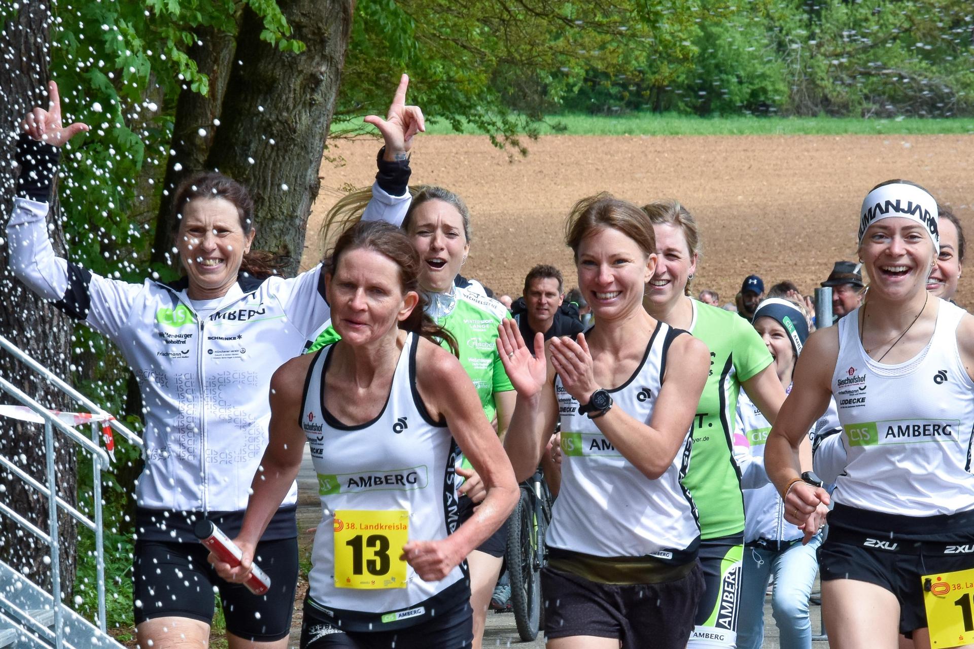 Die Damen vom CIS Amberg waren wieder nicht zu bezwingen. Schlussläuferin Silke Fersch sichert den 30. Titel in Serie.  (Bild: Stephan Huber)