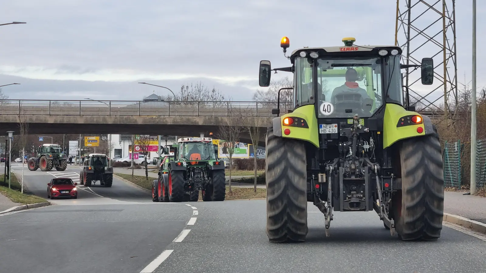 Die Protestwoche der Landwirte hat begonnen. Es sind zahlreiche Aktionen und Versammlungen angekündigt. Landwirte aus dem Landkreis Neustadt/WN machen sich auf den Weg zur Kundgebung in Weiden.  (Bild: jak)