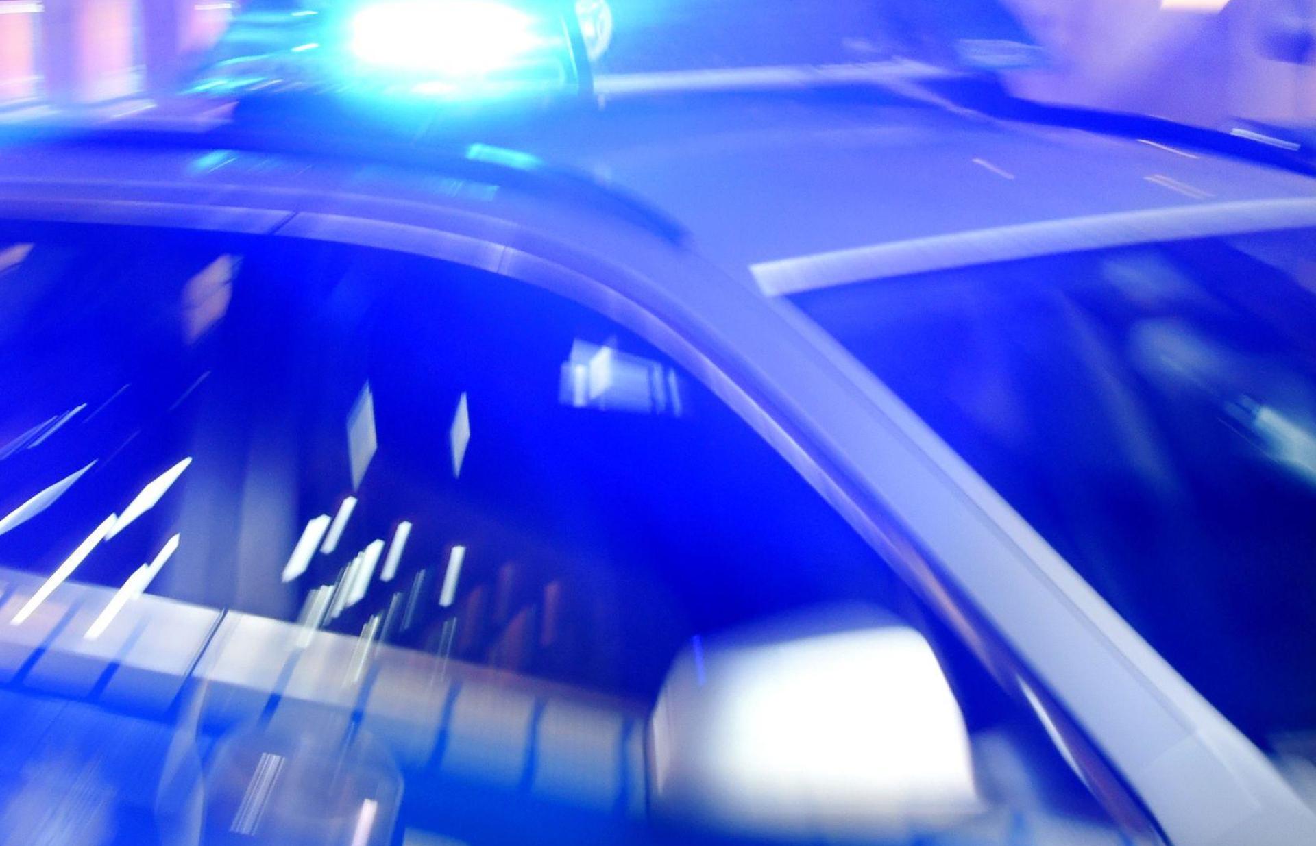 Die Polizei sucht Zeugen, nachdem ein Metallgartenzaun in Neukirchen durch ein größeres Fahrzeug beschädigt wurde.  (Symbolbild: Carsten Rehder/dpa)