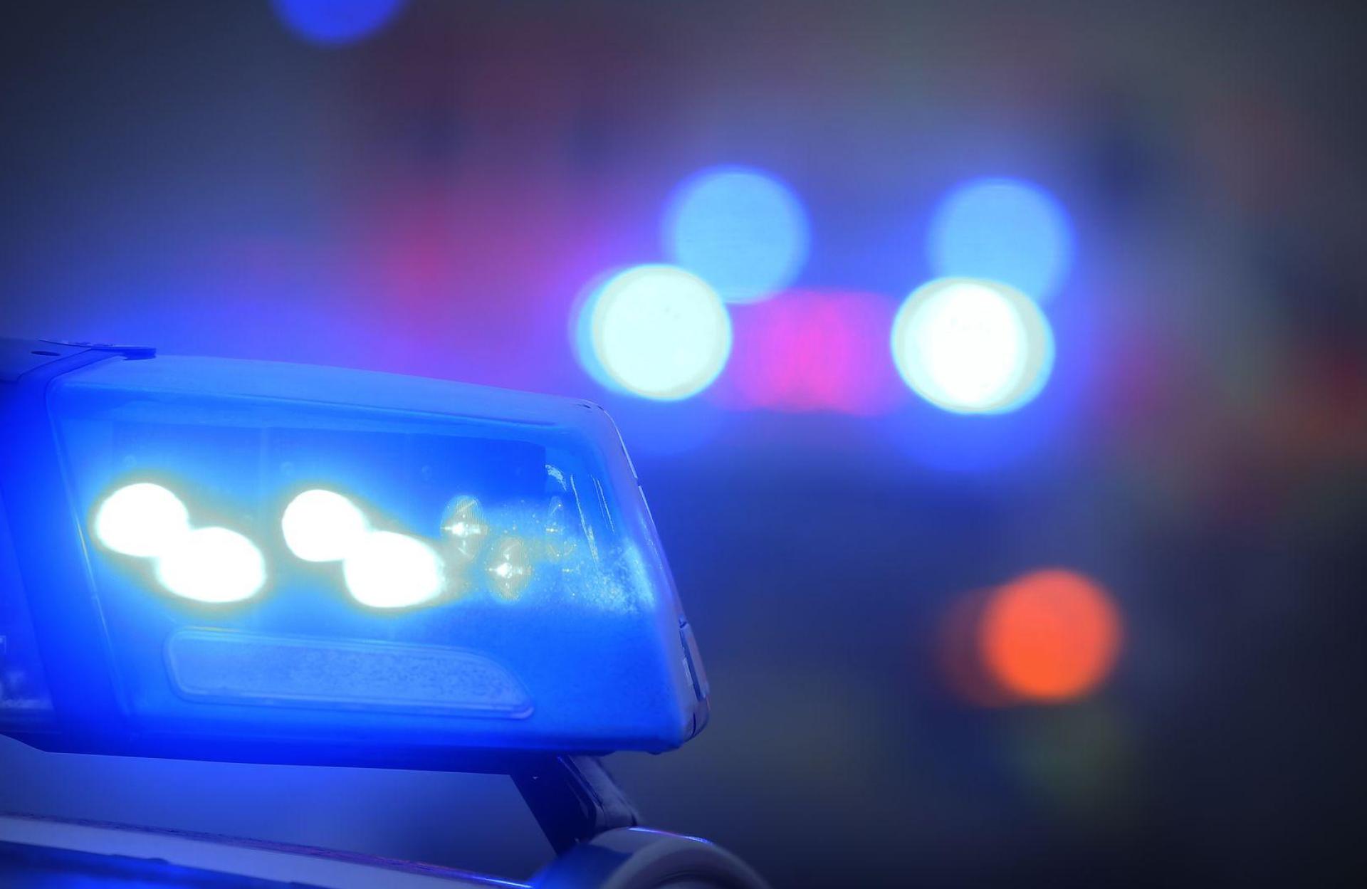 Die Polizei ermittelt: Ein bislang Unbekannter versuchte, ein Auto, das am Mariahilfberg abgestellt war, aufzubrechen.  (Symbolbild: Karl-Josef Hildenbrand/dpa)