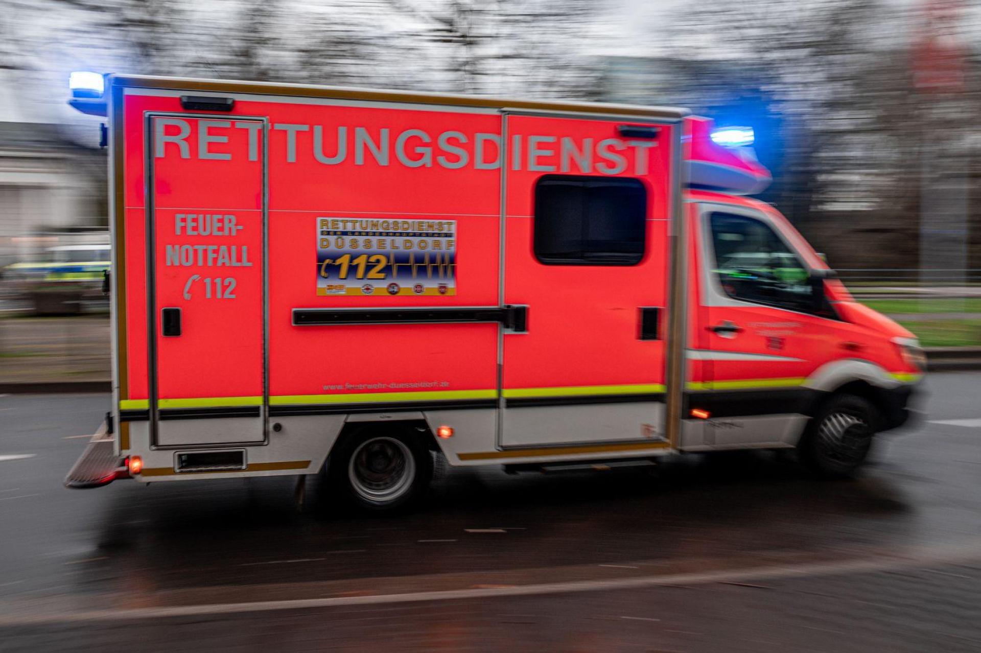 Eine 71 Jahre alte Fußgängerin stirbt nach einem Unfall im Krankenhaus. (Symbolbild) (Bild: Fabian Strauch/dpa)