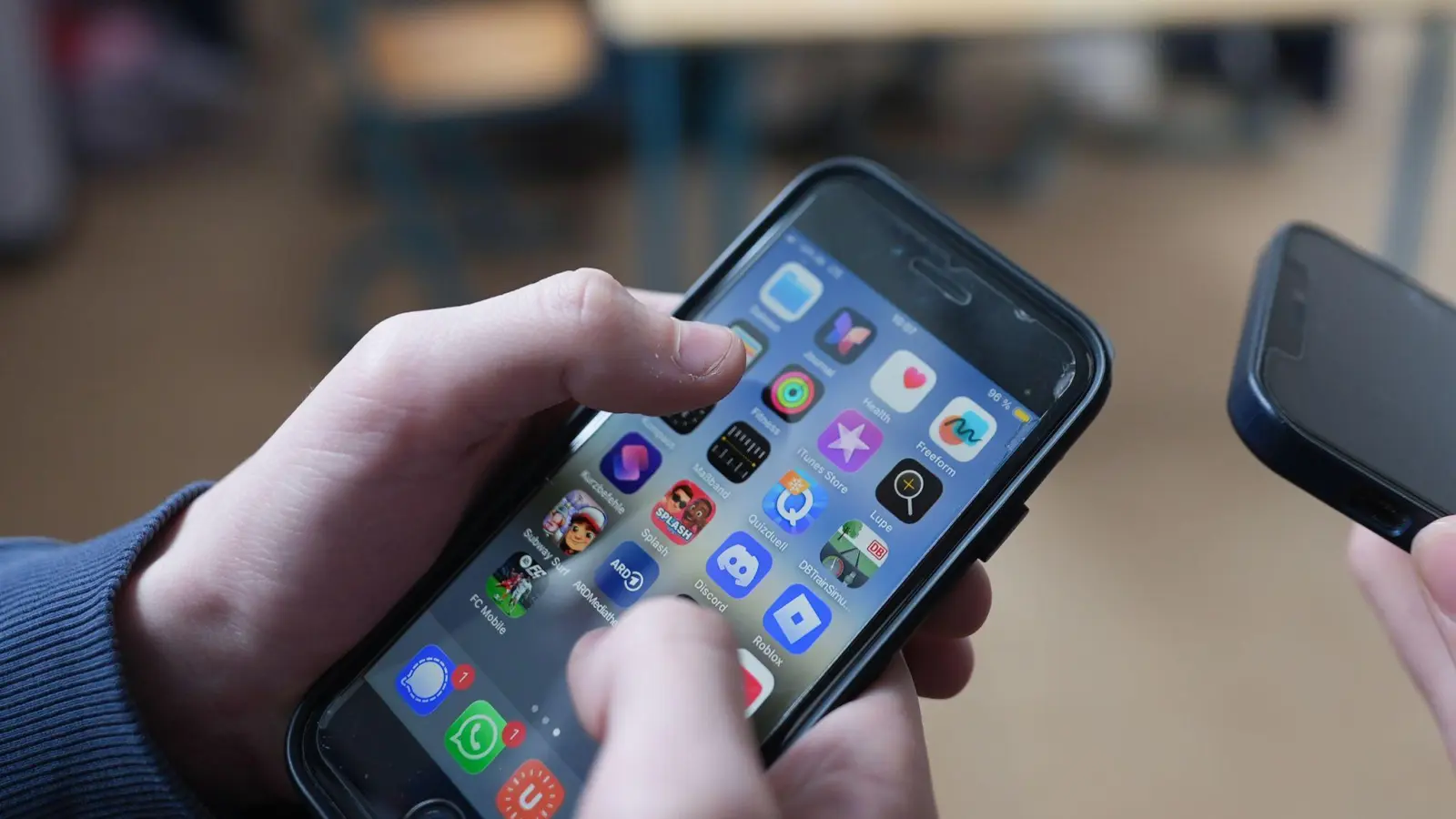 Wie oft, wie viel, wie lang? Die Nutzung digitaler Medien ist zwischen Eltern und ihren Kindern oft ein wunder Punkt. (Archivbild) (Bild: Marcus Brandt/dpa)