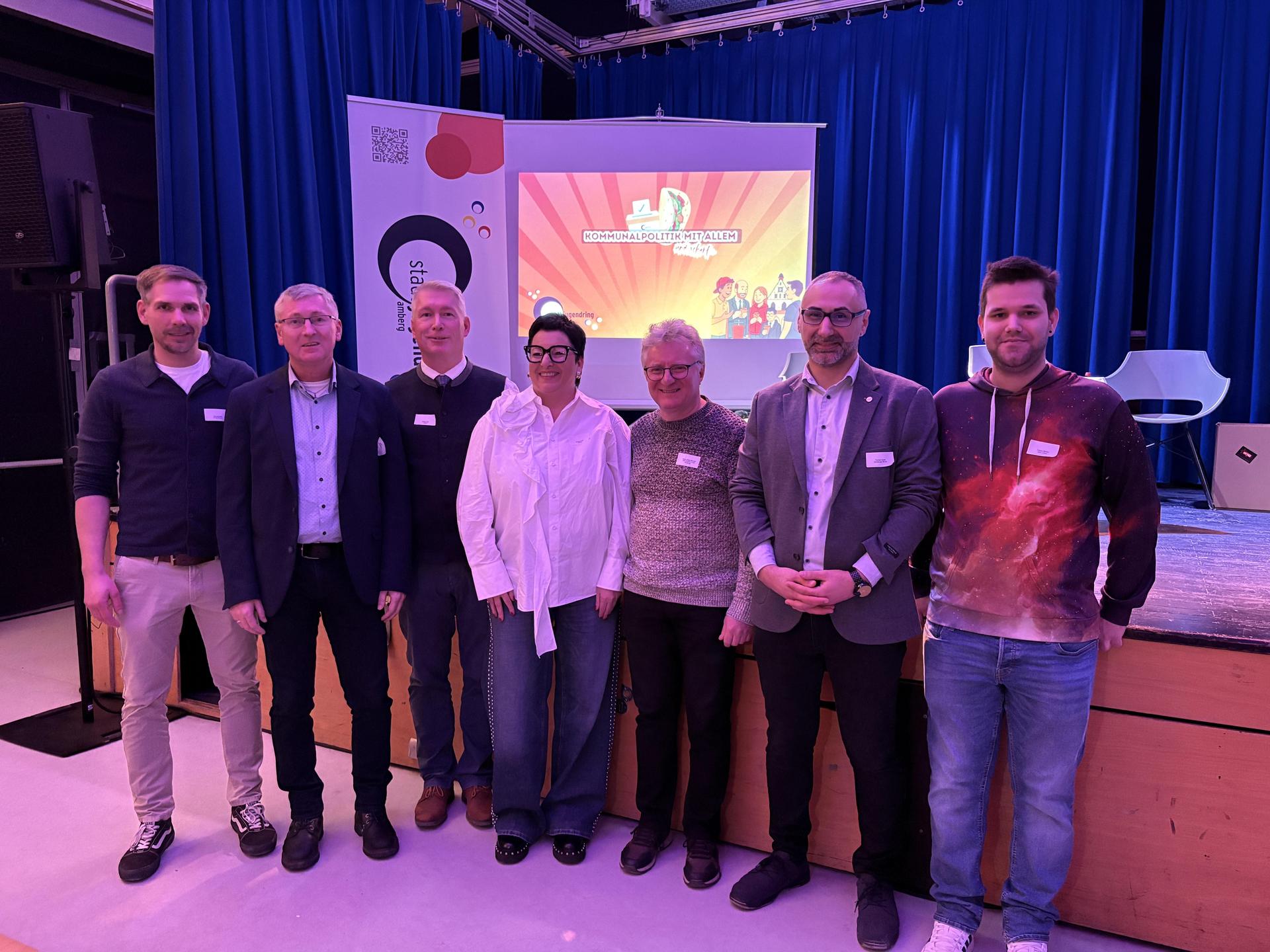 Die Bürgermeisterkandidaten (von links) Michael Fritz (Freie Wähler), Franz Badura (ÖDP), Stefan Ott (CSU), Birgit Fruth (SPD), Hans-Jürgen Bumes (Liste Amberg/Bündnis 90/Die Grünen), Ayten Tuncer (Amberg Bunt) und Tobias Winter (Die Linke).  (Bild: Lukas Büchold)