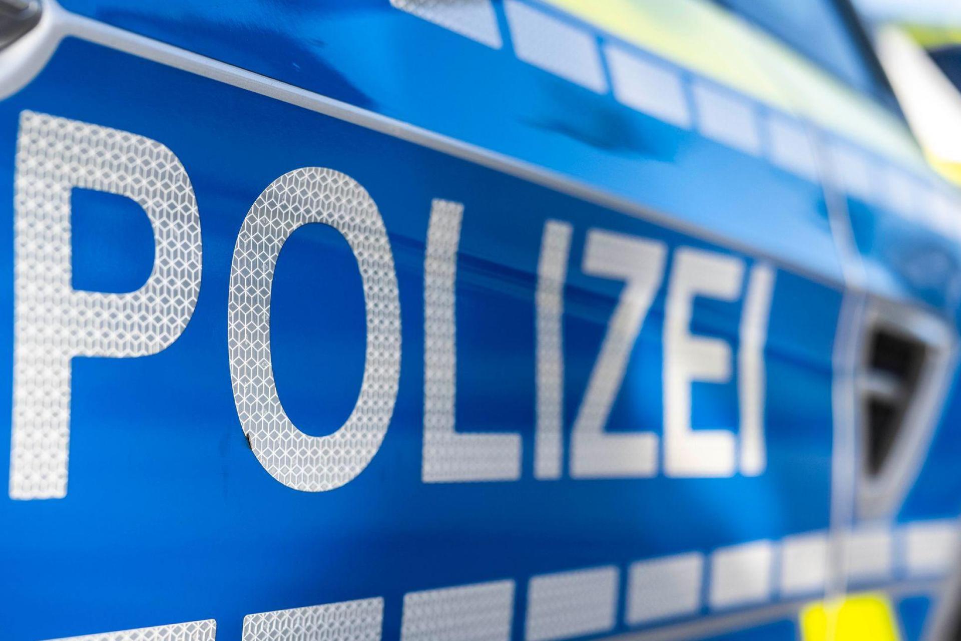 Mehrere Verkehrsteilnehmer sind am Wochenende im Raum Sulzbach-Rosenberg unter Alkohol- und Drogeneinfluss am Steuer ihrer Fahrzeuge gesessen und von der Polizei gestoppt worden. (Bild: David Inderlied/dpa)