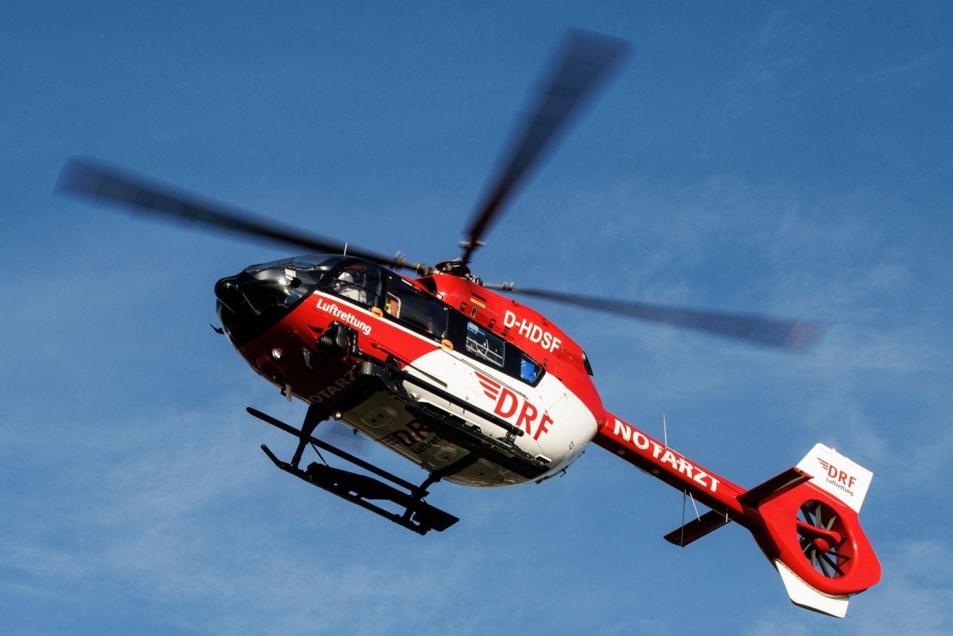 Ein Rettungshubschrauber bringt in Rieden einen schwer verletzten Fußgänger ins Krankenhaus. (Symbolbild: Matthias Balk/dpa/Symbolbild)