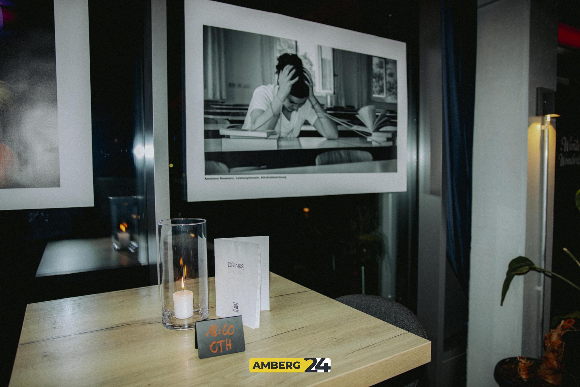 Die Fotoausstellung in der Skybar am Samstag. (Bild: Lolografie)