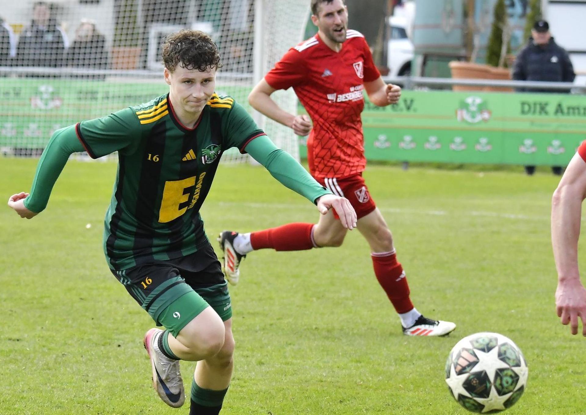 Simon Koberstein (links) wird ab der neuen Saison für den SV Raigering spielen.  (Bild: Hubert Ziegler)