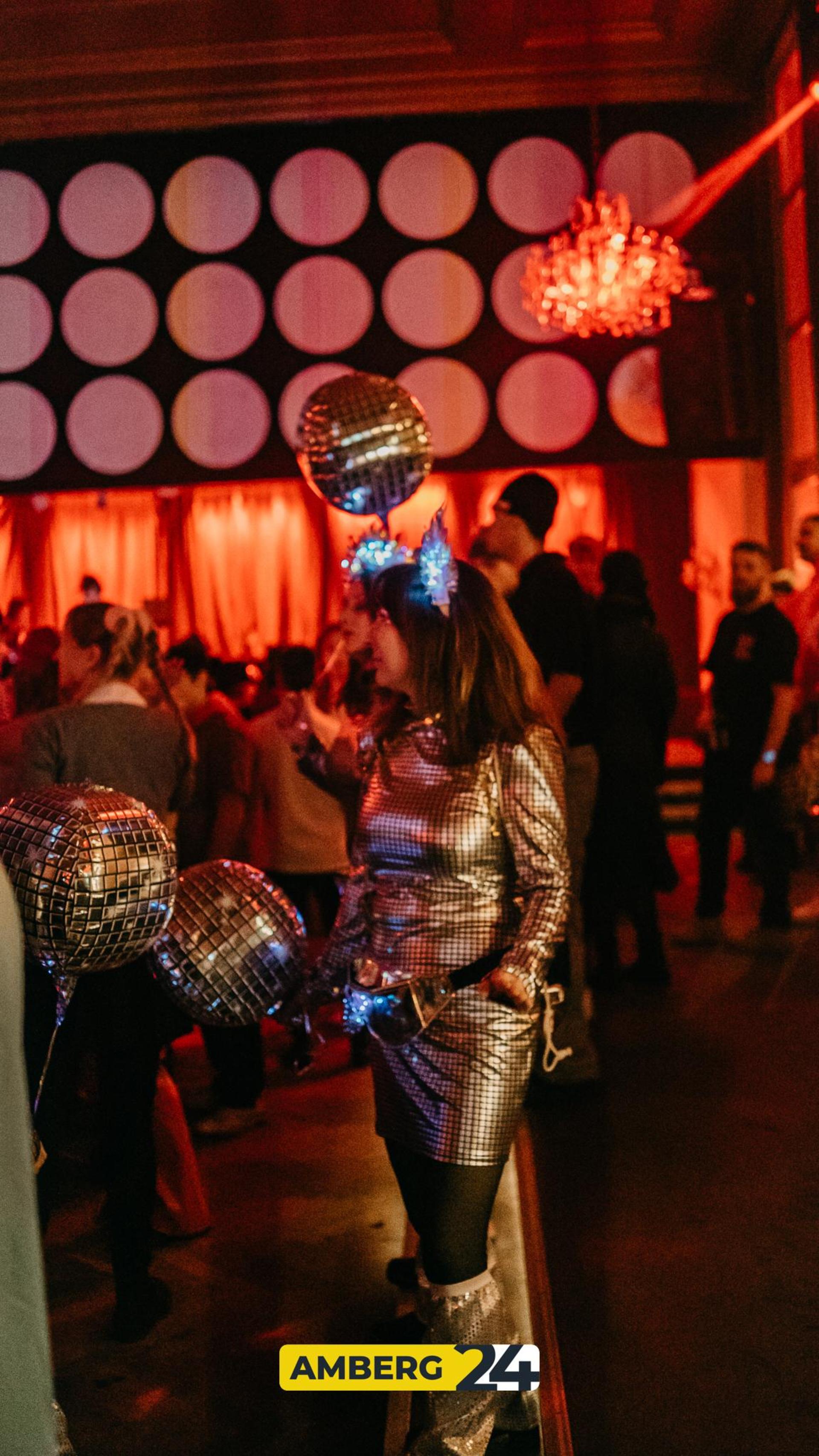 Hexen und Narren waren am Donnerstag auch im Casino unterwegs. (Bild: Mario Donhauser)