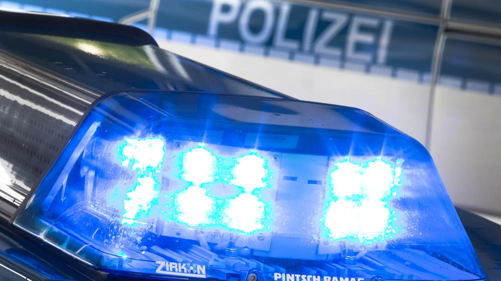 Ein 26-Jähriger ist bei einem Überholversuch auf der A 6, zwischen den Anschlussstellen Amberg-Ost und Schmidgaden, auf das Auto einer 26-Jährigen aufgefahren.  (Symbolbild: Friso Gentsch)