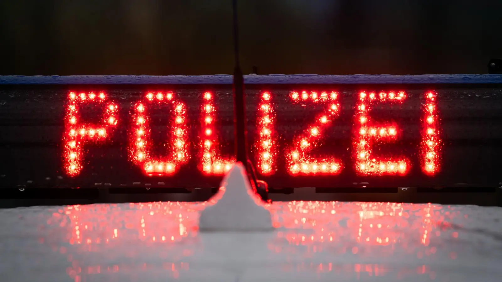 Durch eine Routine-Kontrolle haben Polizisten jetzt in Neukirchen eine Drogenfahrt verhindert.  (Symbolbild: Soeren Stache/dpa)