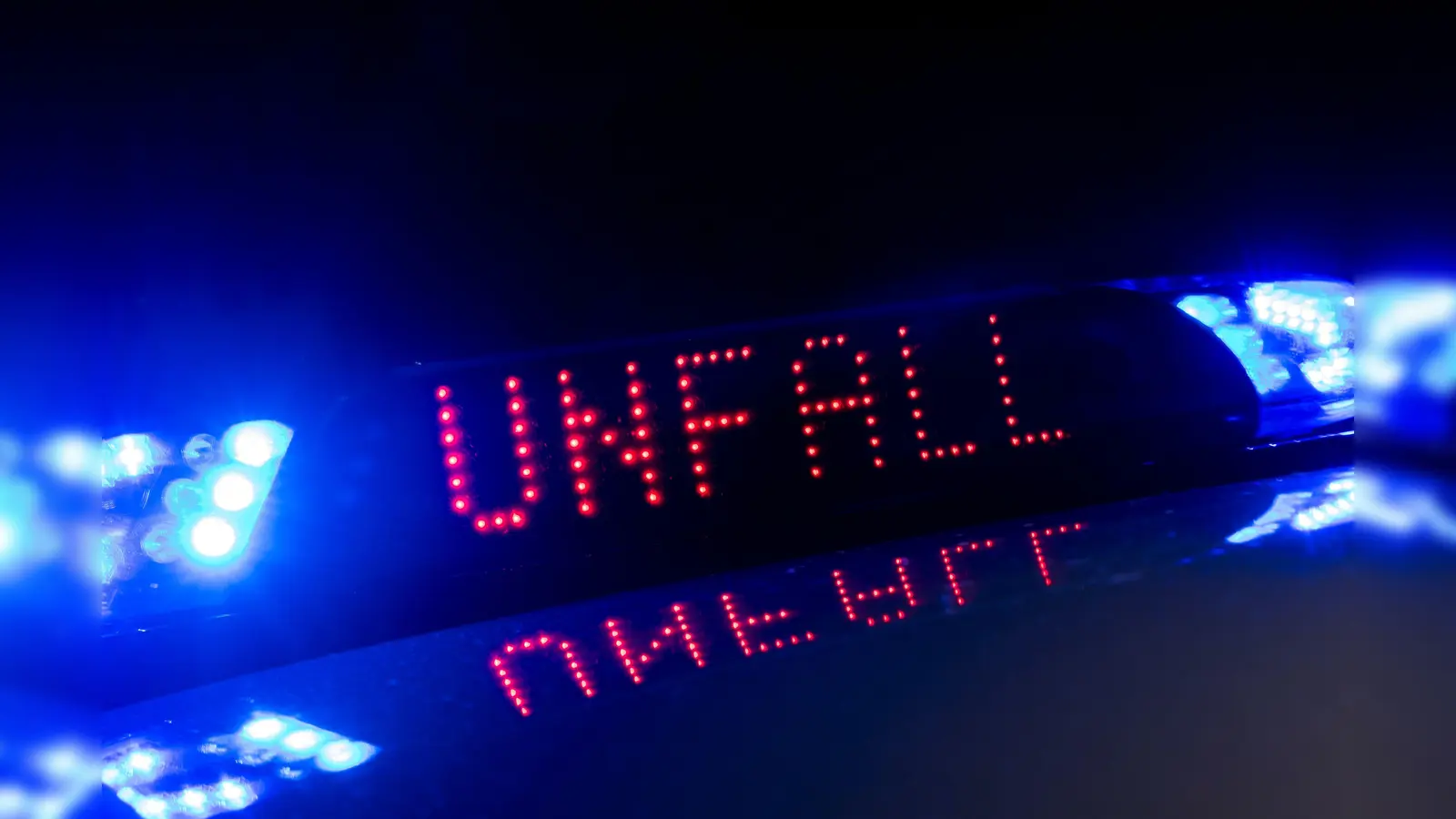 Eine 89-jährige Autofahrerin ist nach einem Frontalzusammenstoß mit einem Traktor gestorben.  (Bild: Monika Skolimowska/dpa)