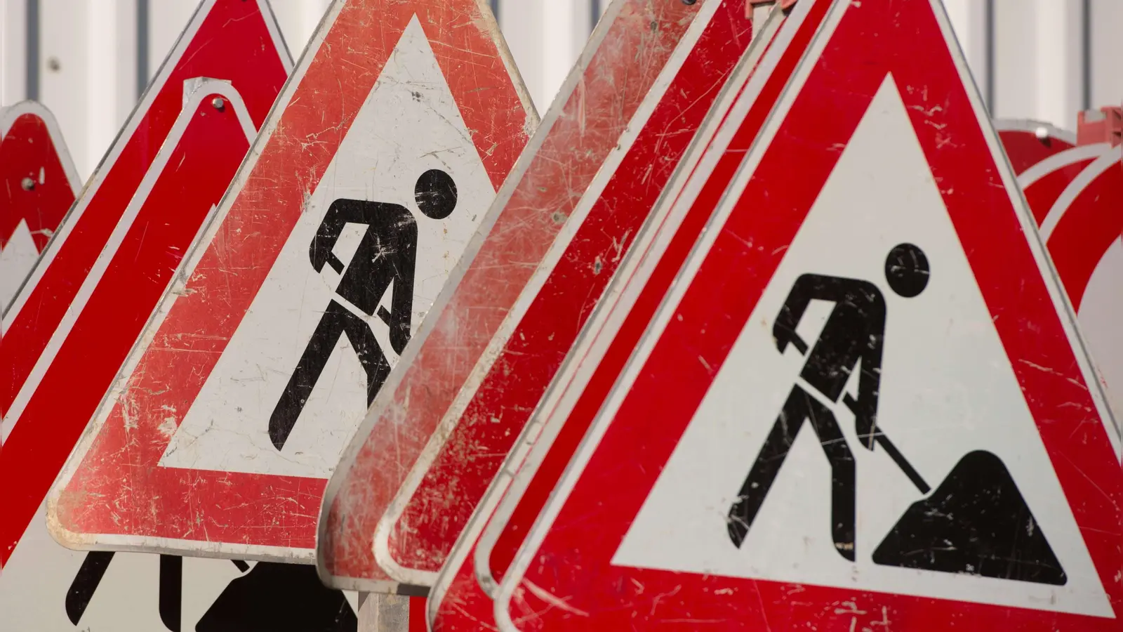Ab Samstag, 3. Mai, kommt es zu Verkehrsbehinderungen in der Marienstraße in Amberg. (Symbolbild: Sebastian Kahnert/dpa)