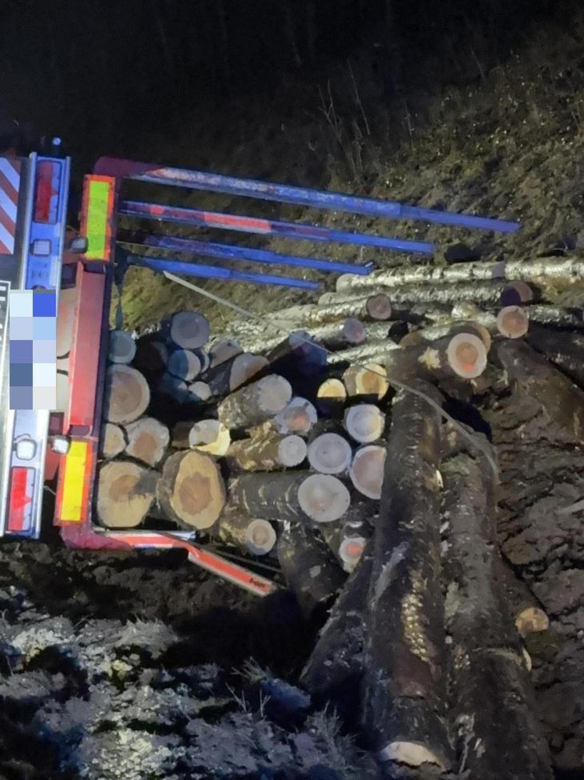 Ein Holztransporter kippt in der Nähe von Hahnbach um. Die Bergung ist aufwendig, der Fahrer bleibt unverletzt. (Bild: Polizei Sulzbach-Rosenberg)