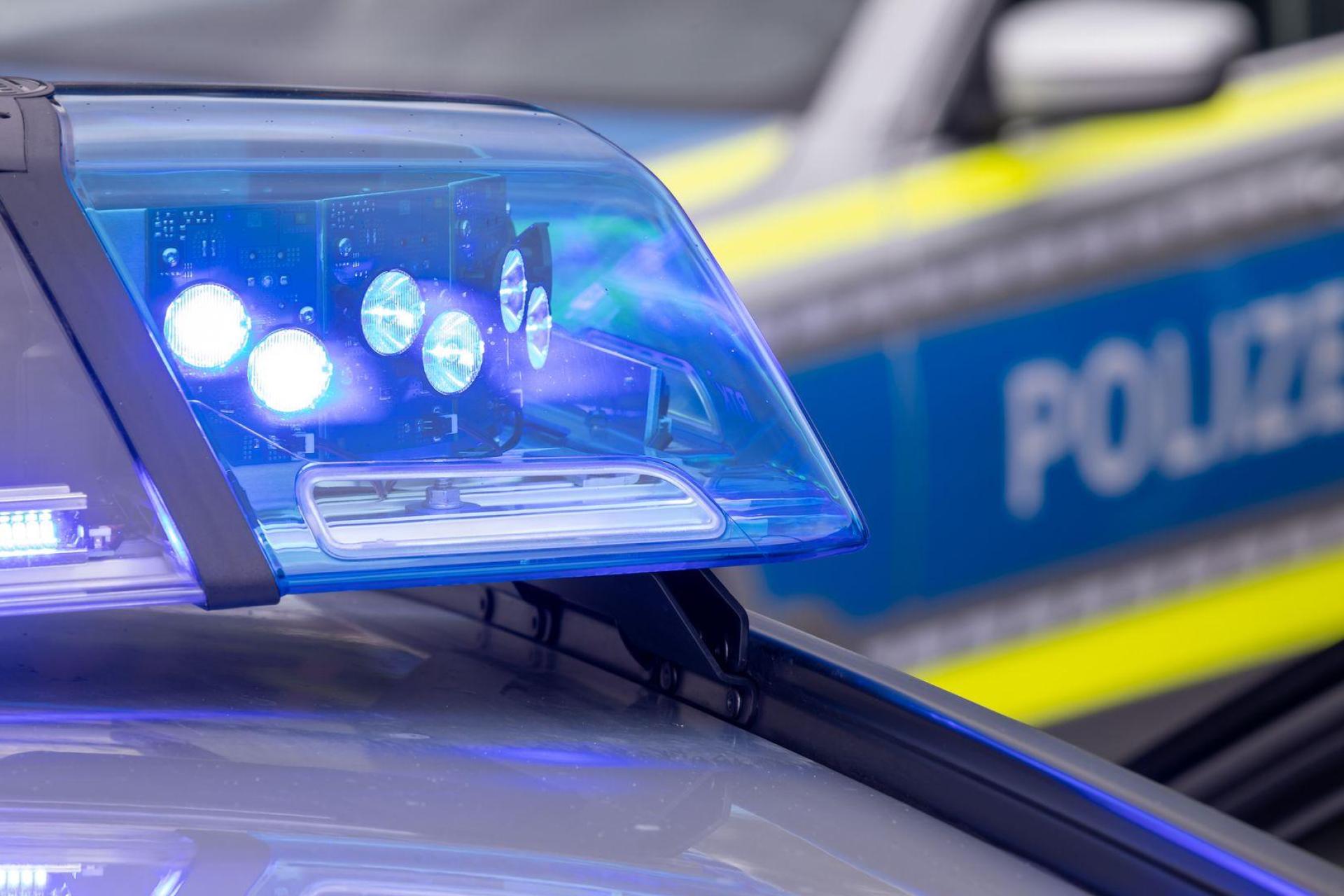 Die Polizei sucht Zeugen, die beobachtet haben, wie der schwarze Mercedes am Samstag auf dem Aldi-Parkplatz beschädigt worden ist.  (Symbolbild: Daniel Karmann/dpa)