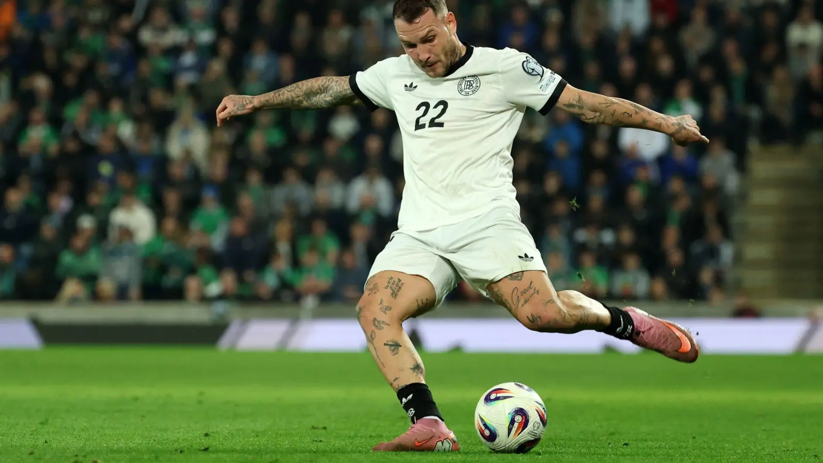 David Raum war auch beim 1:0-Sieg der deutschen Nationalmannschaft in Belfast am Ball. (Bild: Christian Charisius/dpa)