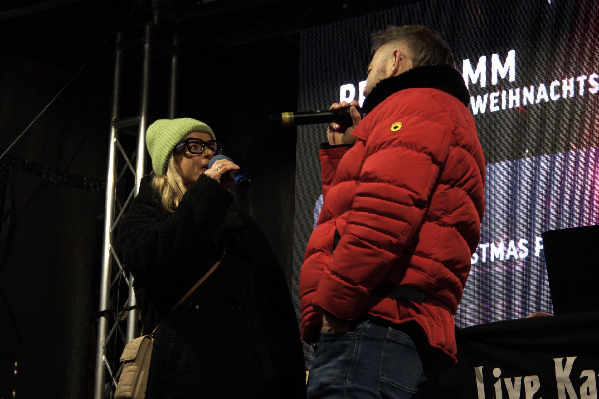 Karaoke auf dem Amberger Weihnachtsmarkt. Das sind die besten Bilder. (Bild: mni)