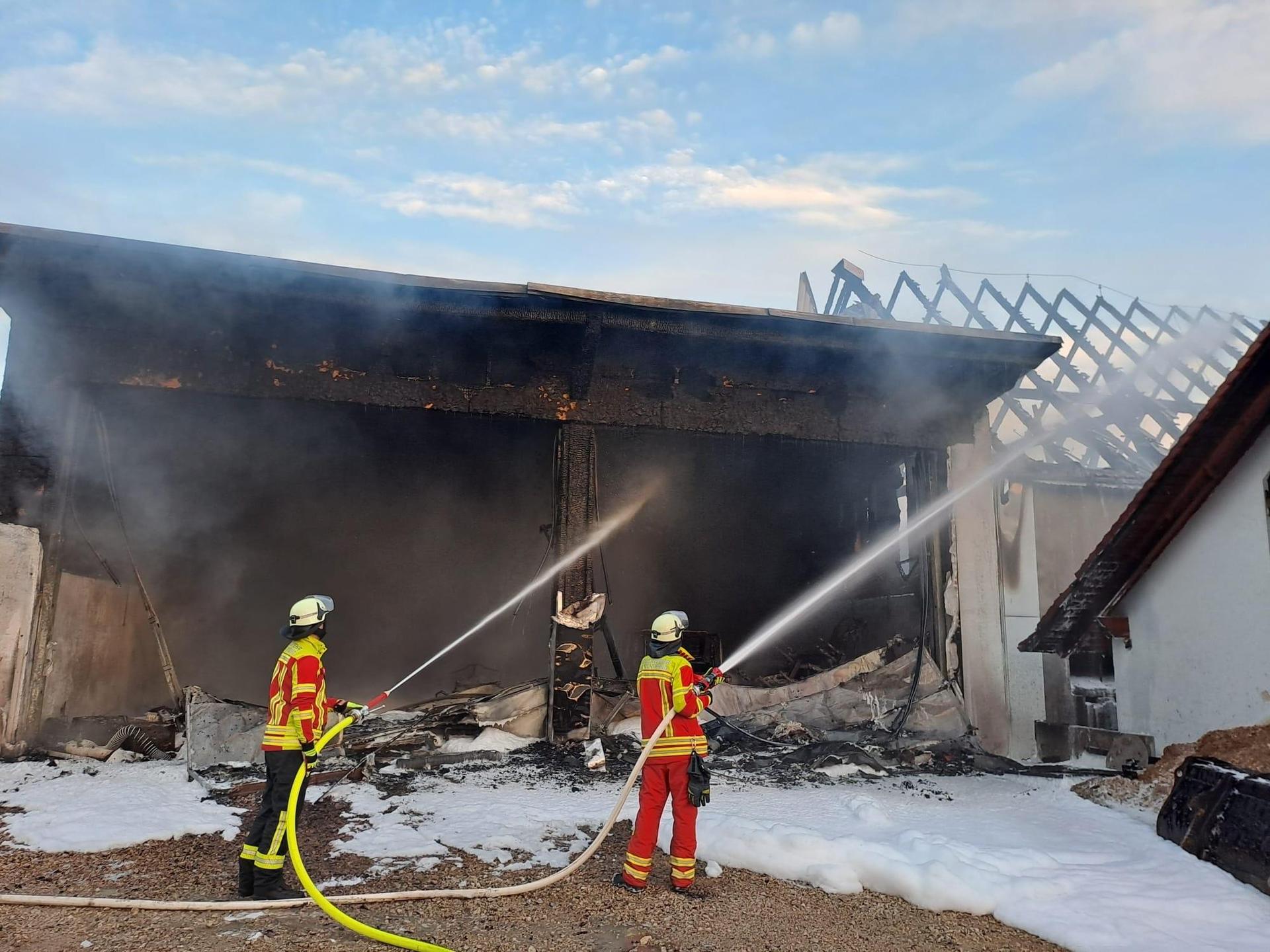 In Bachetsfeld (Illschwang) sind am Freitagabend zwei Nutzgebäude abgebrannt. Rund 80 Feuerwehrleute waren im Einsatz. (Bild: Kreisbrandinspektion Amberg-Sulzbach)