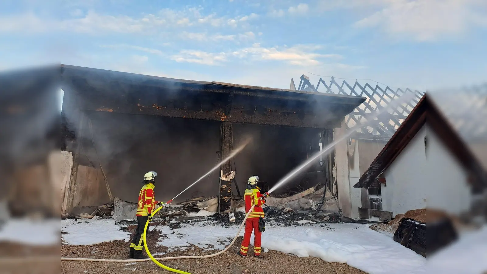 In Bachetsfeld (Illschwang) sind am Freitagabend zwei Nutzgebäude abgebrannt. Rund 80 Feuerwehrleute waren im Einsatz. (Bild: Kreisbrandinspektion Amberg-Sulzbach)