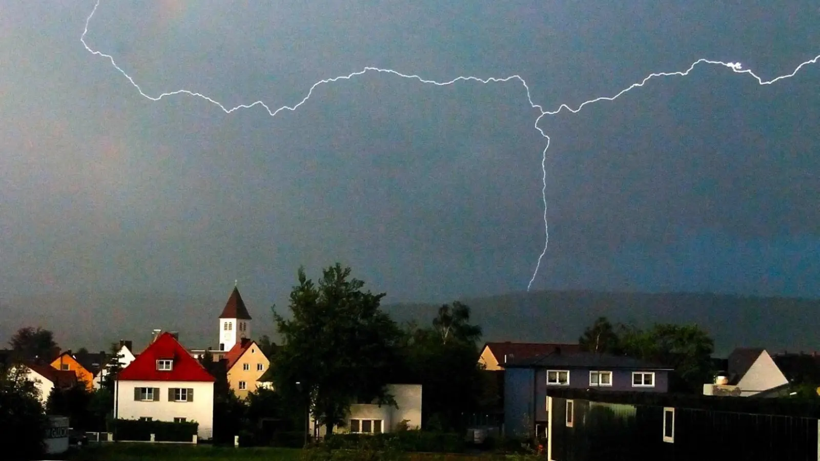 Der Deutsche Wetterdienst warnt vor schweren Gewittern in den Landkreisen Amberg-Sulzbach und Schwandorf. (Symbolbild: wen)