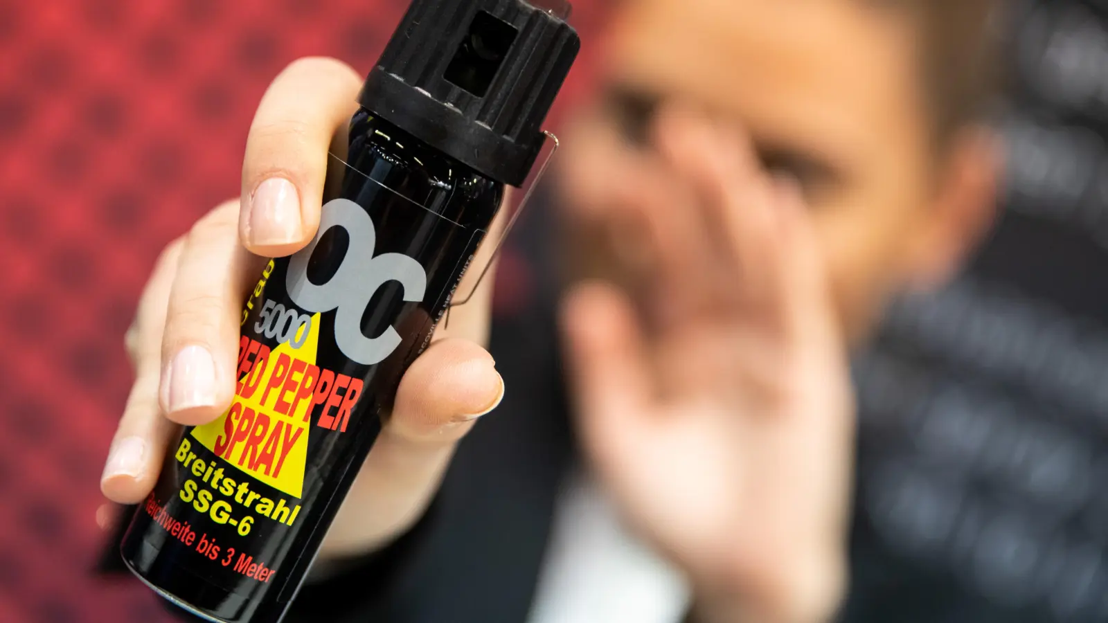 Polizeiinspektion Amberg sucht Zeugen nach einem Pfefferspray-Angriff am Schrannenplatz. (Symbolbild: Daniel Karmann/dpa)