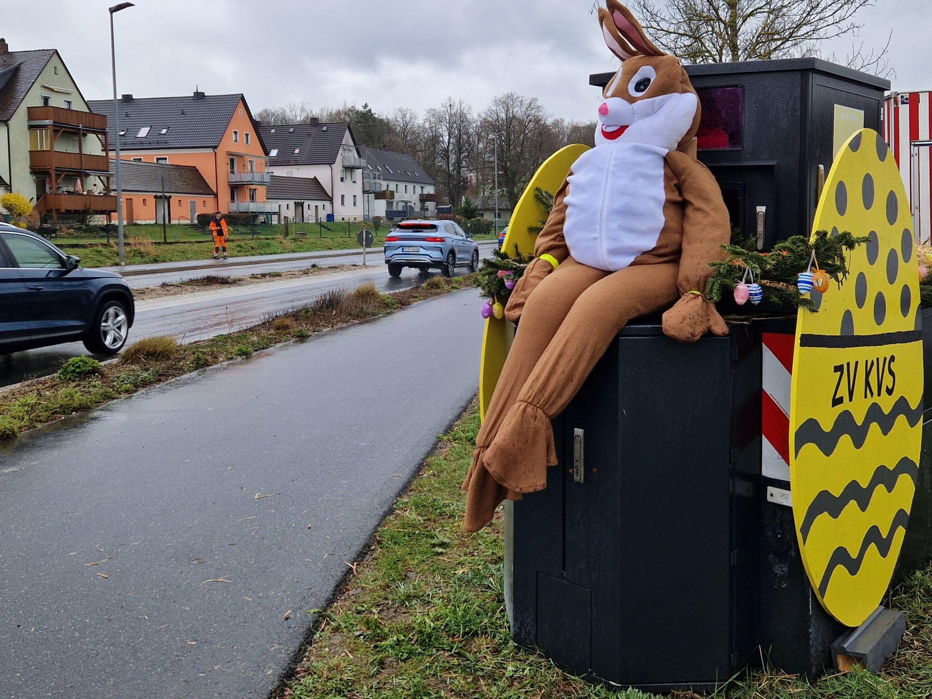 Verziert als buntes Osternest mit Eiern und einem lachenden Osterhasen: So präsentiert sich derzeit ein Blitzer-Anhänger des Zweckverbands Kommunale Verkehrssicherheit Oberpfalz am Dultplatz in Sulzbach-Rosenberg. (Bild: Tobias Gräf)