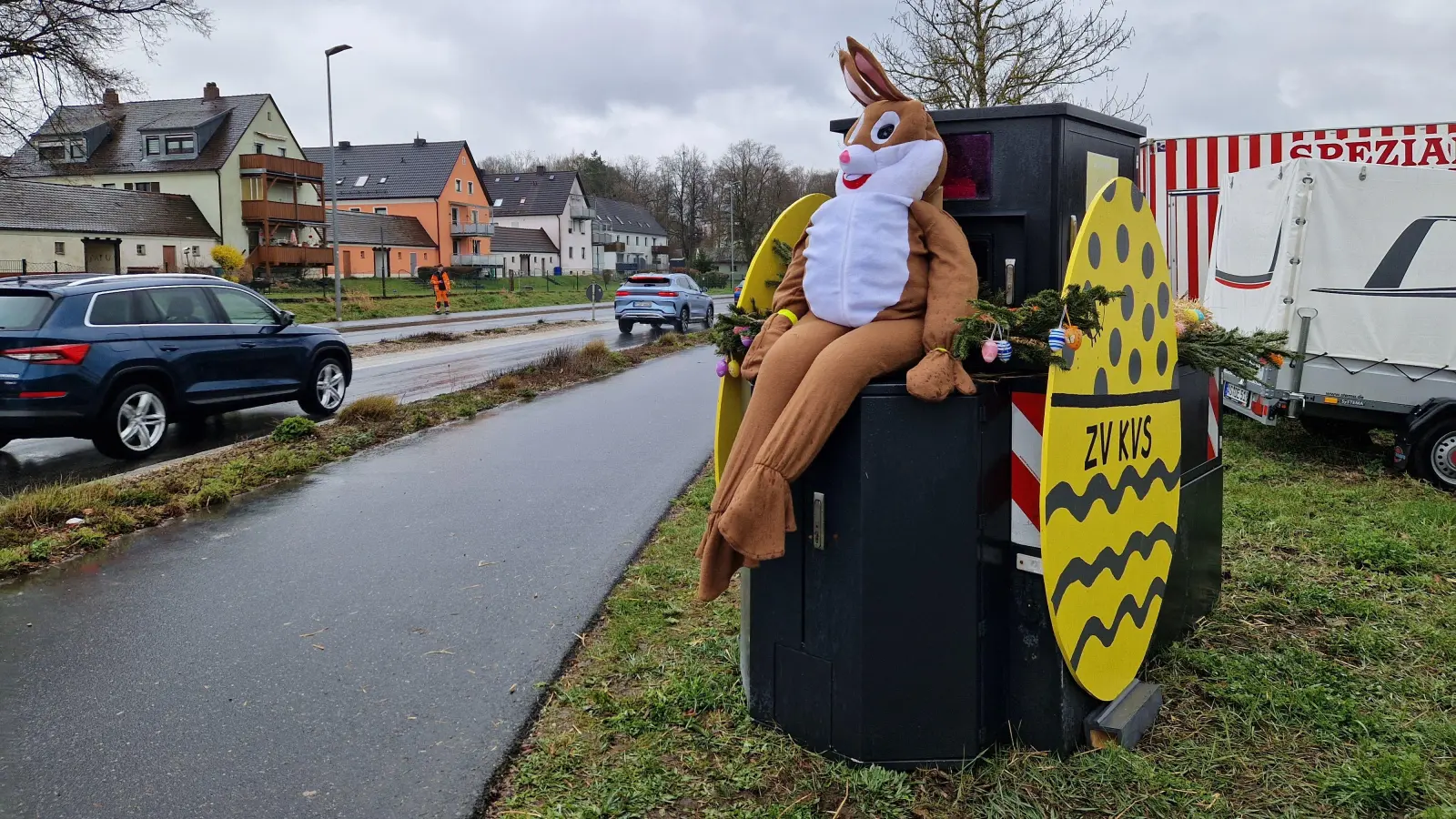 Verziert als buntes Osternest mit Eiern und einem lachenden Osterhasen: So präsentiert sich derzeit ein Blitzer-Anhänger des Zweckverbands Kommunale Verkehrssicherheit Oberpfalz am Dultplatz in Sulzbach-Rosenberg. (Bild: Tobias Gräf)