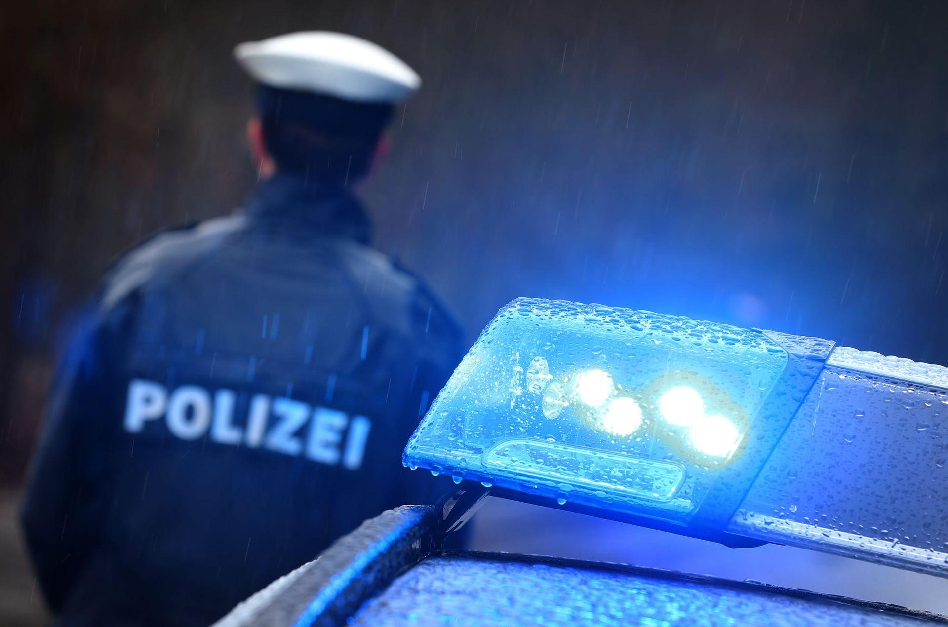 Die Polizei stoppte die drei Verdächtigen bei einer Fahrzeugkontrolle. (Symbolbild) (Bild: Karl-Josef Hildenbrand/dpa)
