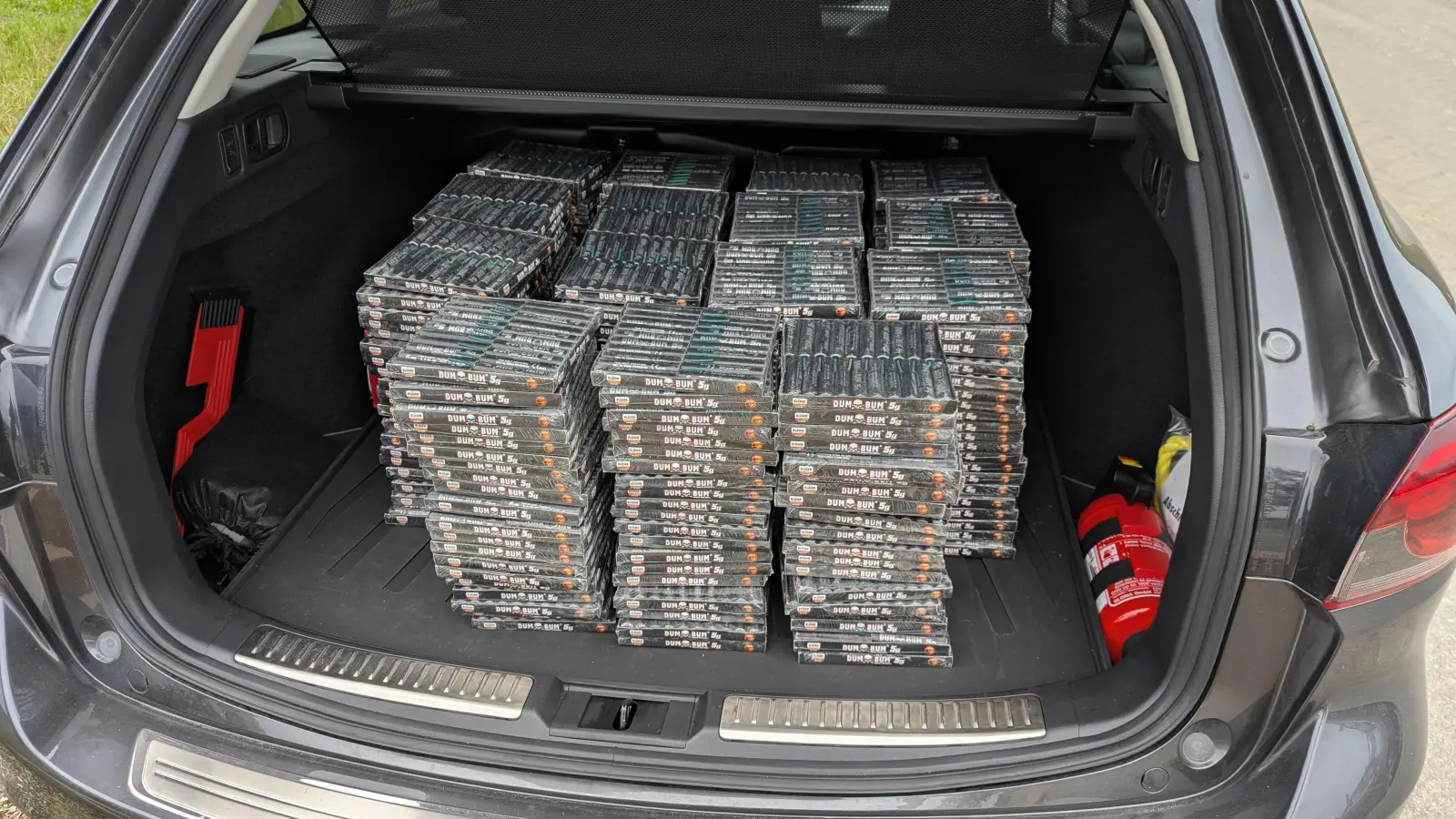 Die Bundespolizei stellte 6000 Böller bei einer Kontrolle in Waldsassen sicher. (Bild: Bundespolizei)