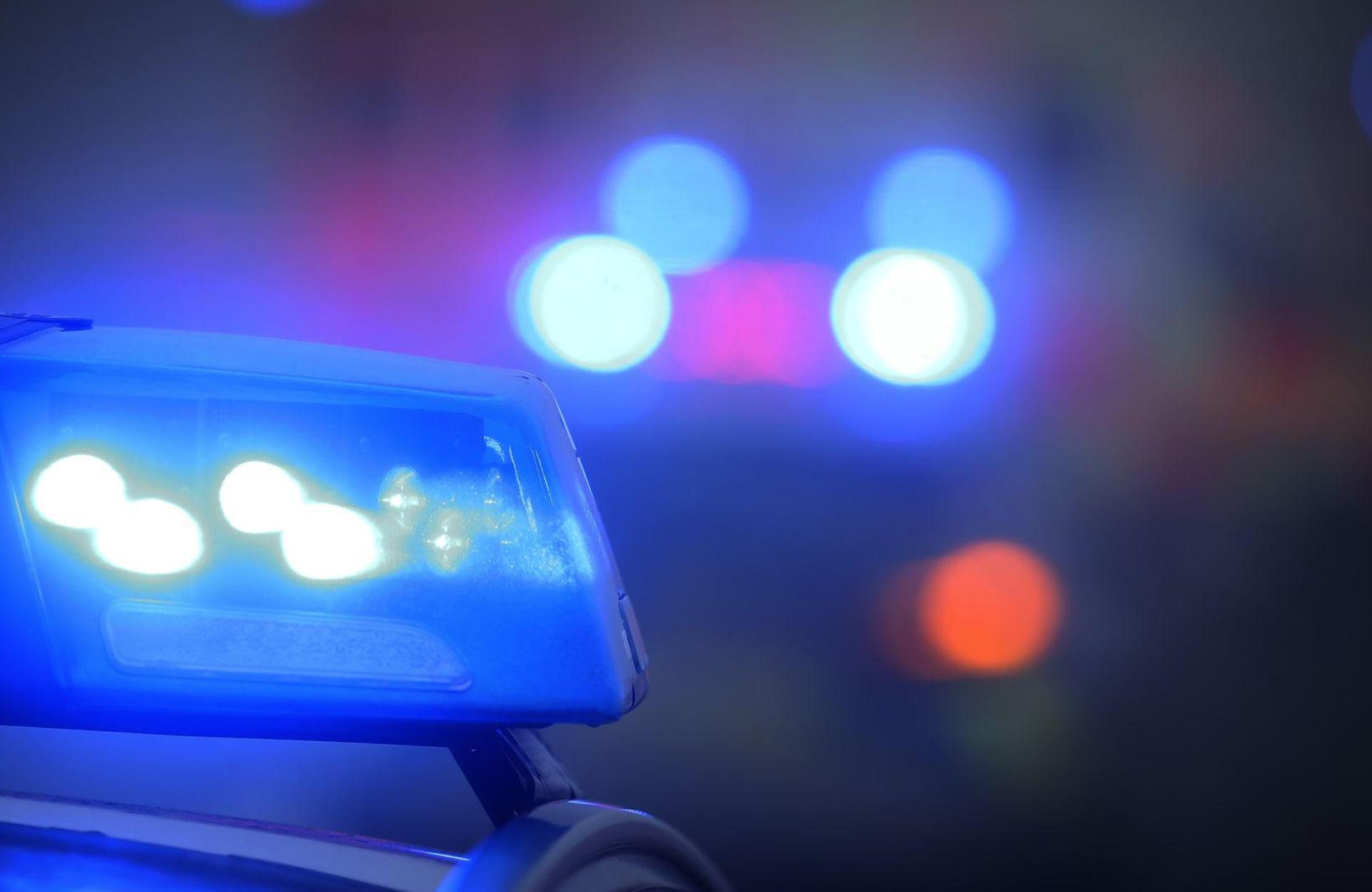 In Amberg wurde ein geparkter Ford beschädigt. Eine bislang unbekannte Zeugin soll den Vorfall beobachtet und der Autobesitzerin gemeldet haben. (Symbolbild: Karl-Josef Hildenbrand/dpa)
