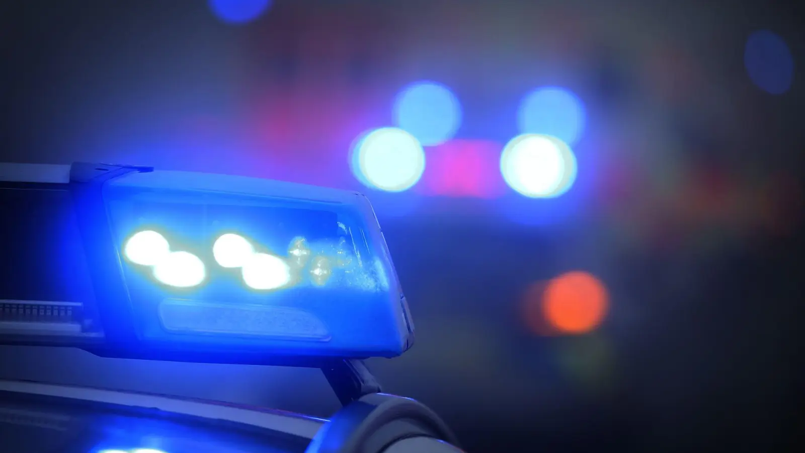 In Amberg wurde ein geparkter Ford beschädigt. Eine bislang unbekannte Zeugin soll den Vorfall beobachtet und der Autobesitzerin gemeldet haben. (Symbolbild: Karl-Josef Hildenbrand/dpa)