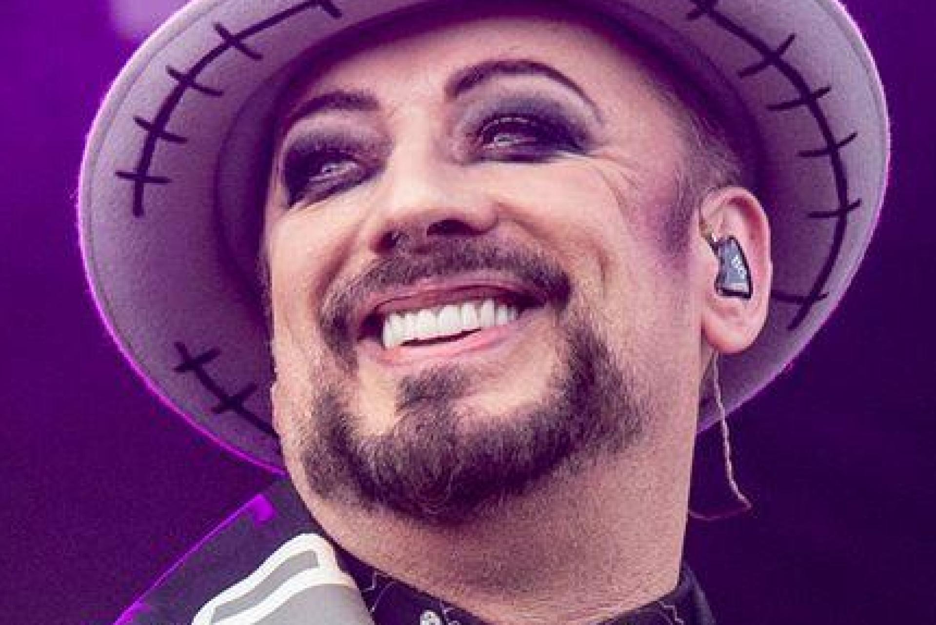 Der britische Popstar Boy George soll beim diesjährigen Eurovision Song Contest (ESC) auftreten. (Archivbild) (Bild: Amy Harris/Invision via AP/dpa)