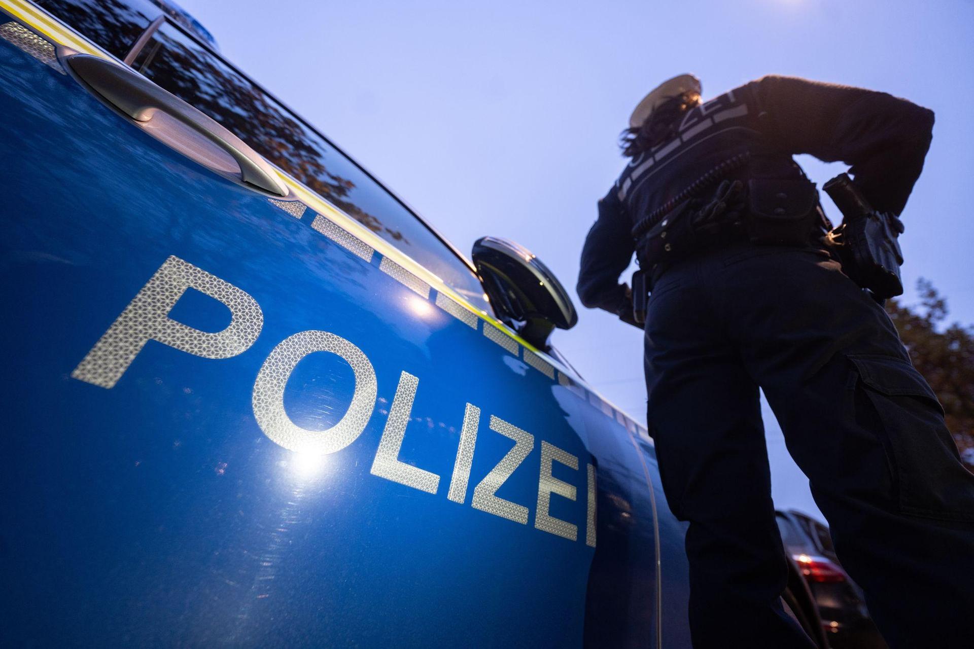 Die Polizei hat einen 22-Jährigen aus dem Verkehr gezogen, weil er ohne Führerschein unterwegs war.  (Bild: Marijan Murat/dpa)