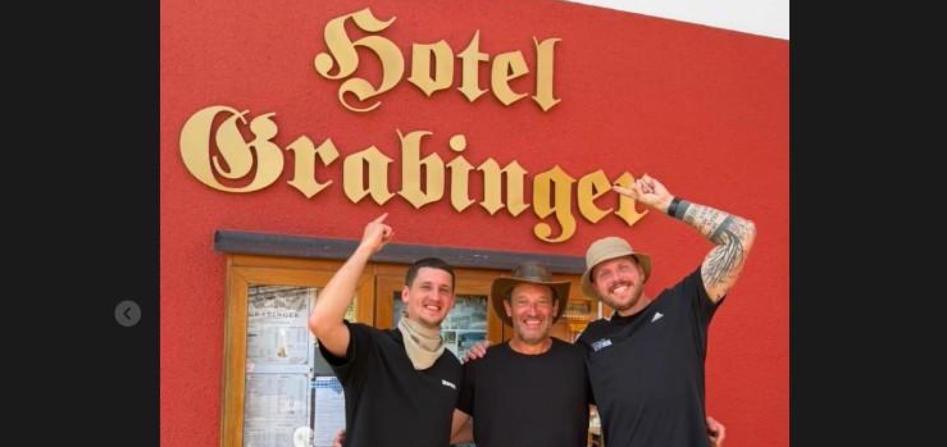 Rapper Finch genießt einen Camping-Stopp in Büchelkühn bei Tream. Der ungewöhnliche Zeltplatz: das Gelände des Hotel Grabinger. (Screenshot: Instagram/@finch)