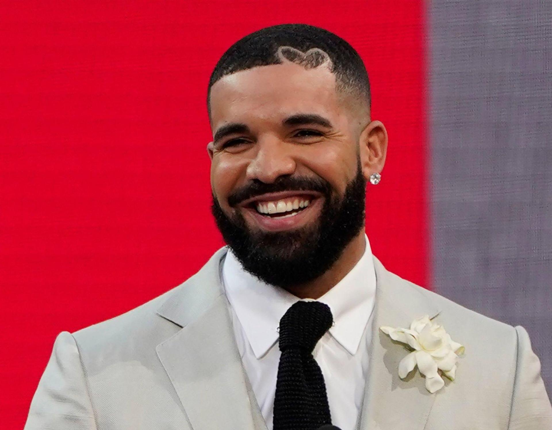 Drake überraschte seine Fans diesen Monat mit gleich drei neuen Alben. (Archivbild) (Bild: Chris Pizzello/Invision/AP/dpa)