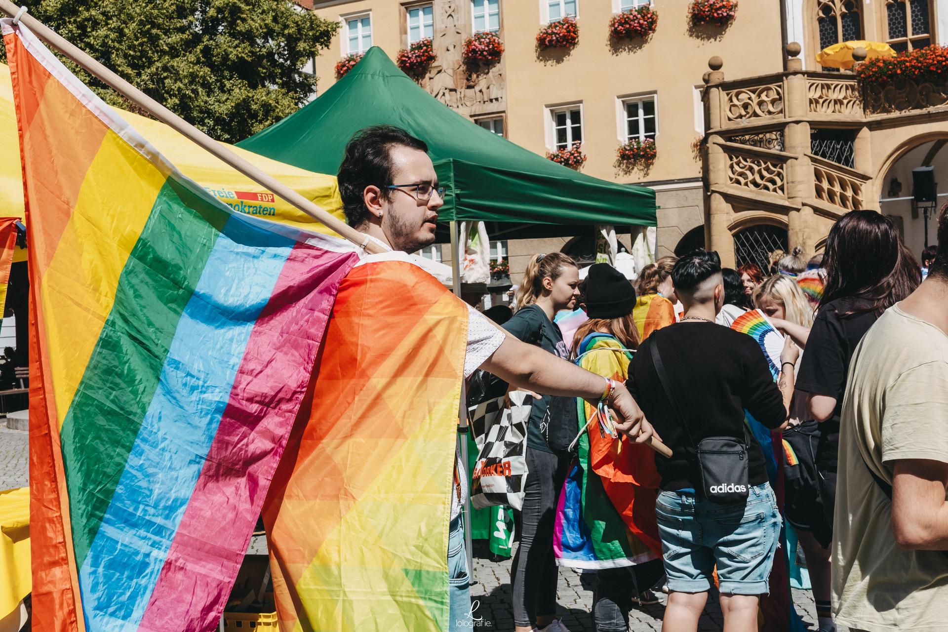 Der CSD startet und endet auf dem Marktplatz in Amberg. (Symbolbild: Leonie Hartung)