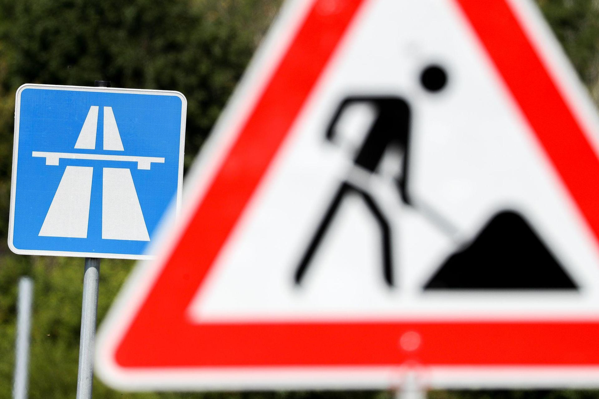 Autofahrer müssen sich auf der A6 bei Amberg ab Montag, 17. August, auf Behinderungen einstellen. Zwischen Amberg-West und Amberg-Süd wird die Fahrbahn in Richtung Waidhaus saniert. Die Arbeiten sollen bis 5. November dauern, teilt die Autobahn GmbH des Bundes mit. (Symbolbild: Jan Woitas/dpa-Zentralbild/dpa)