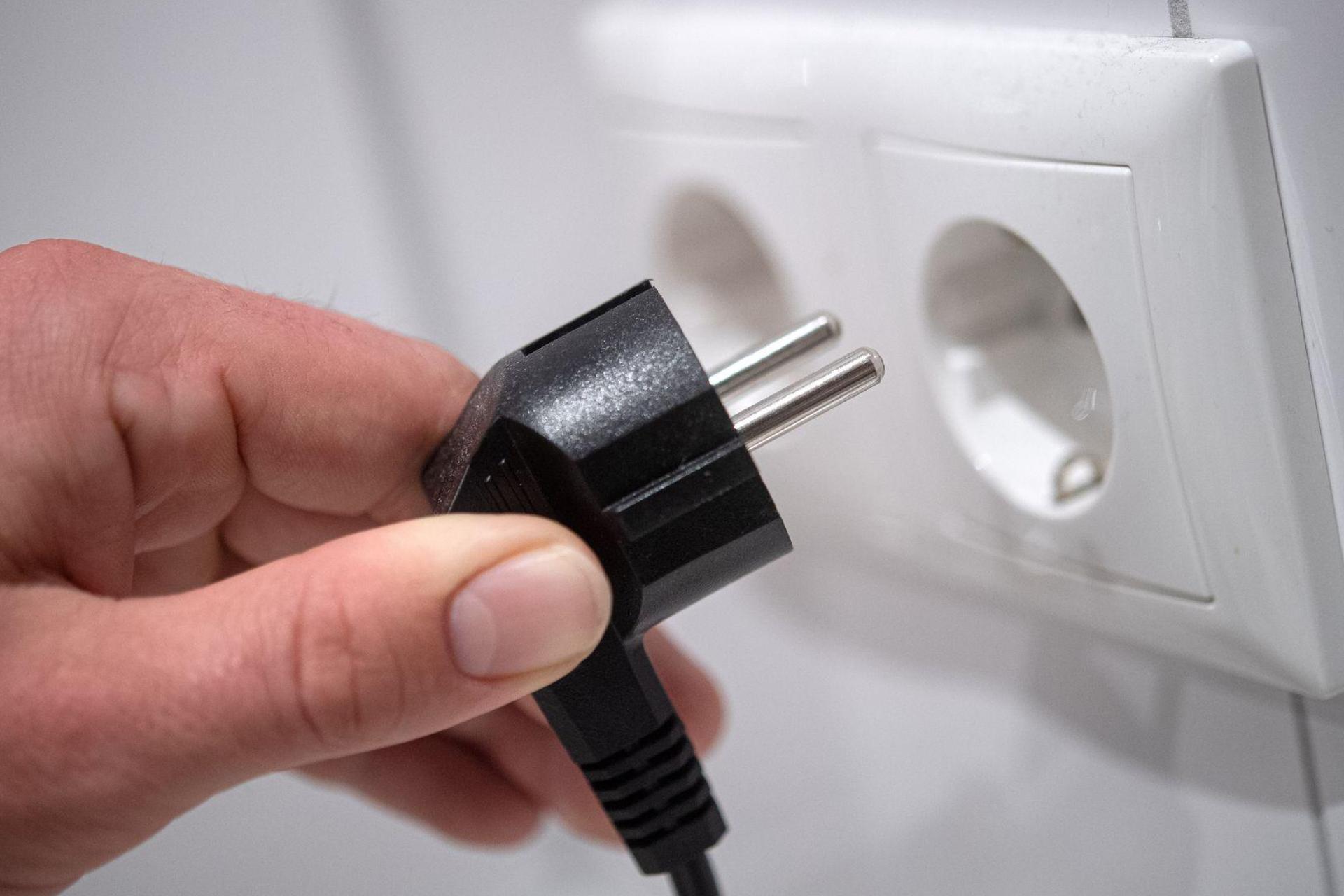 In Teilen Hirschaus und Schnaittenbachs fehlte mehrfach für mehr oder weniger kurze Zeit der Strom. (Symbolbild: Sina Schuldt/dpa)