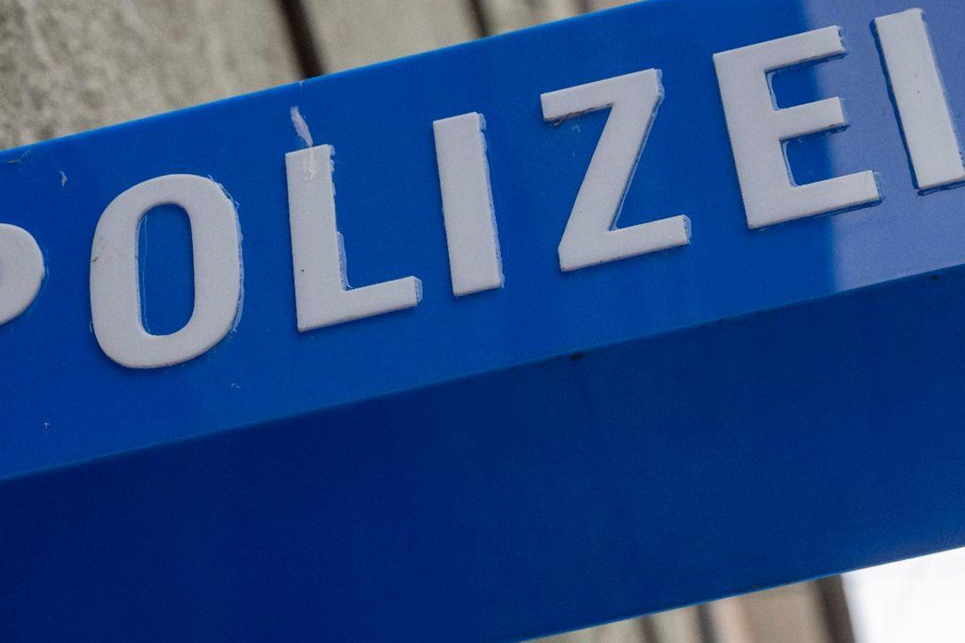 Zu einer Unfallflucht, die sich in Rieden im Landkreis Amberg-Sulzbach ereignet hat, sucht die Polizei Zeugen. (Symbolbild: Peter Kneffel/dpa)