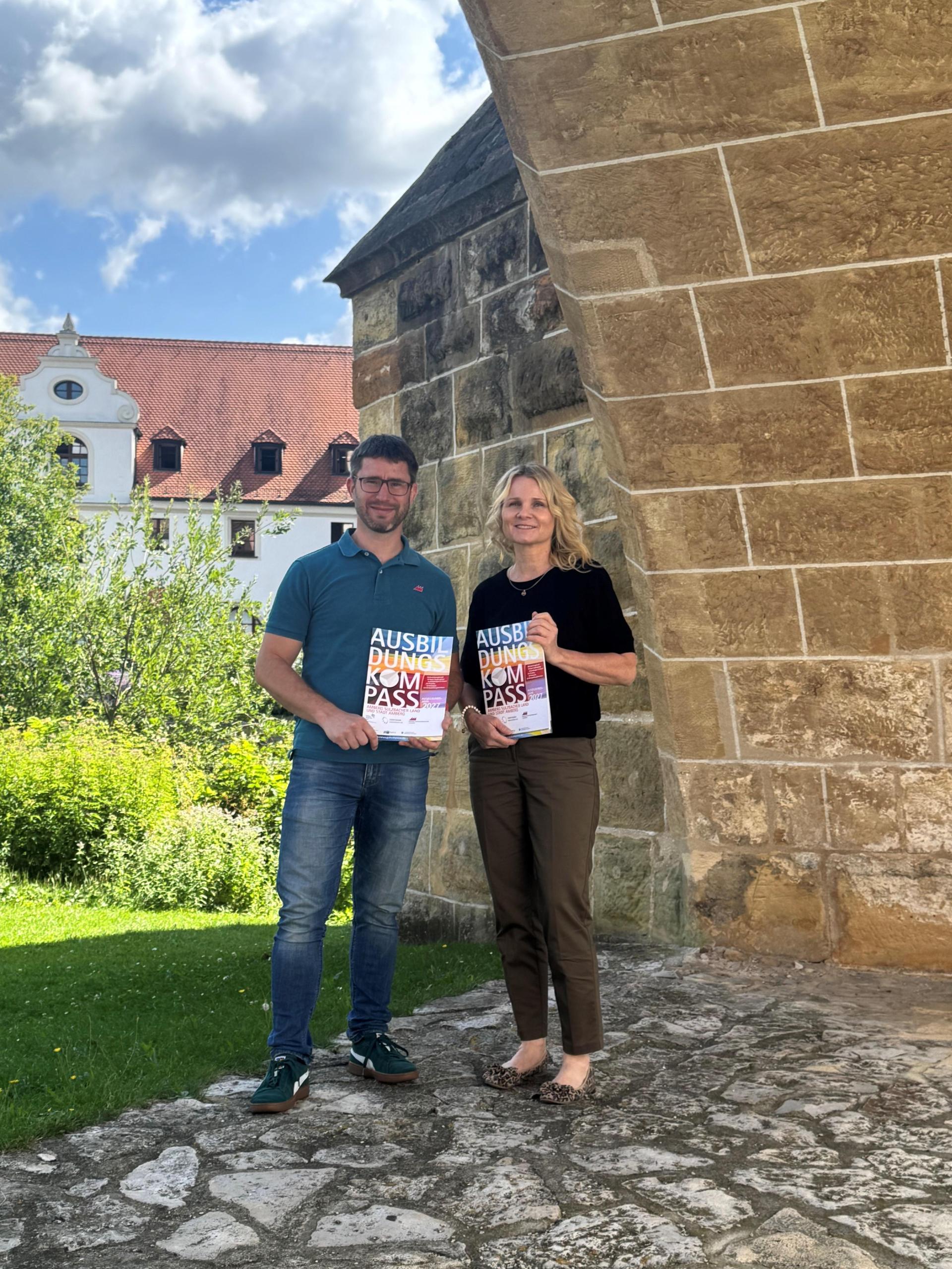 Martina Bösl und Alexander Seitz präsentieren den neuen Ausbildungskompass 2026. (Bild: Nicole Graf)