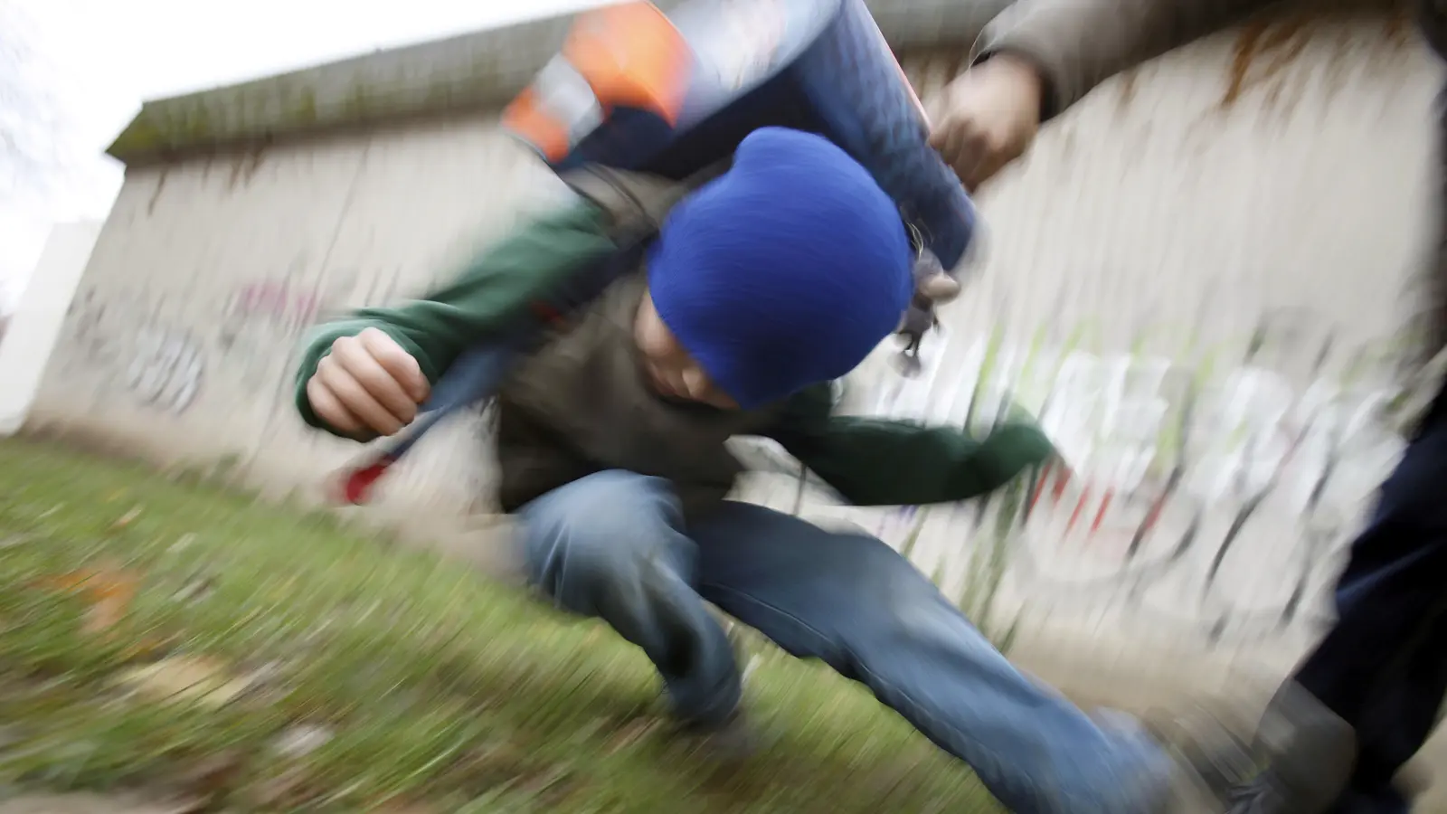 Nach einer Schlägerei unter Kindern ermittelt die Polizei in Hersbruck (gestelltes Illustrationsfoto). (Symbolbild: Oliver Berg/dpa )