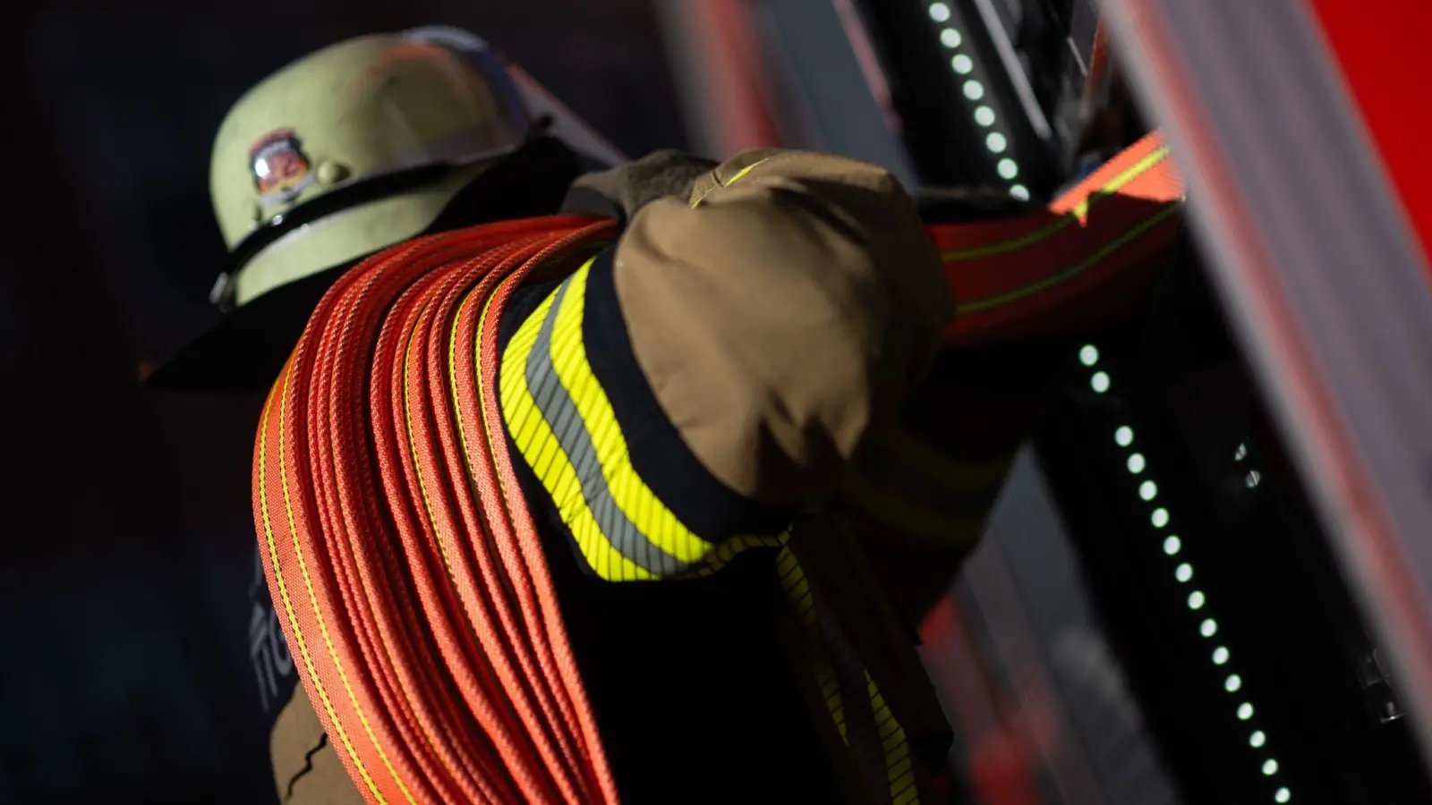 Rund 60 Kräfte der Feuerwehr waren den in Bayreuth im Einsatz. (Symbolbild: Marijan Murat/dpa)