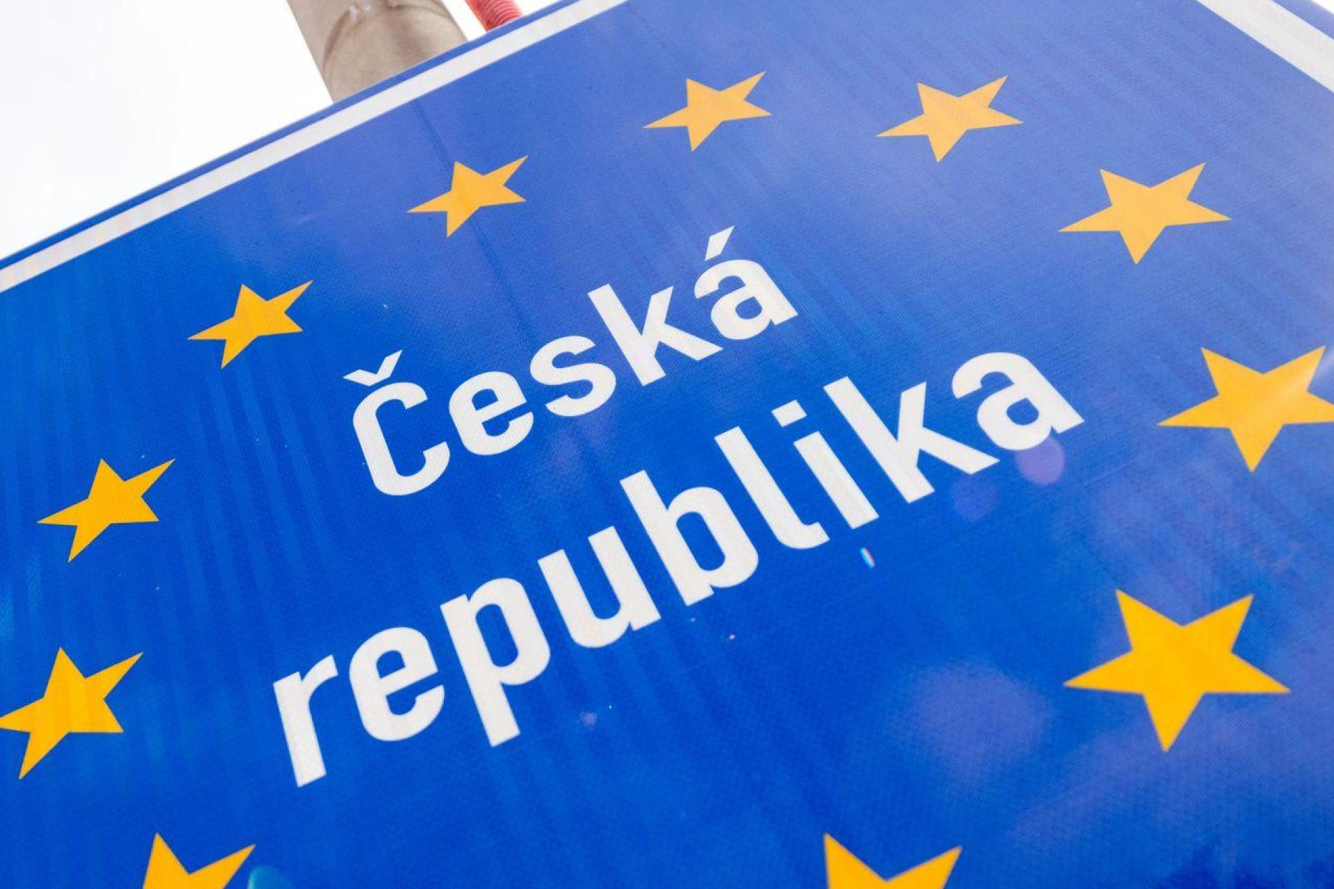 Über Jahre hinweg soll Müll aus Bayern illegal in Tschechien entsorgt worden sein. Nun holt der Freistaat den Abfall zurück über die Grenze. (Symbolbild: Pia Bayer/dpa)