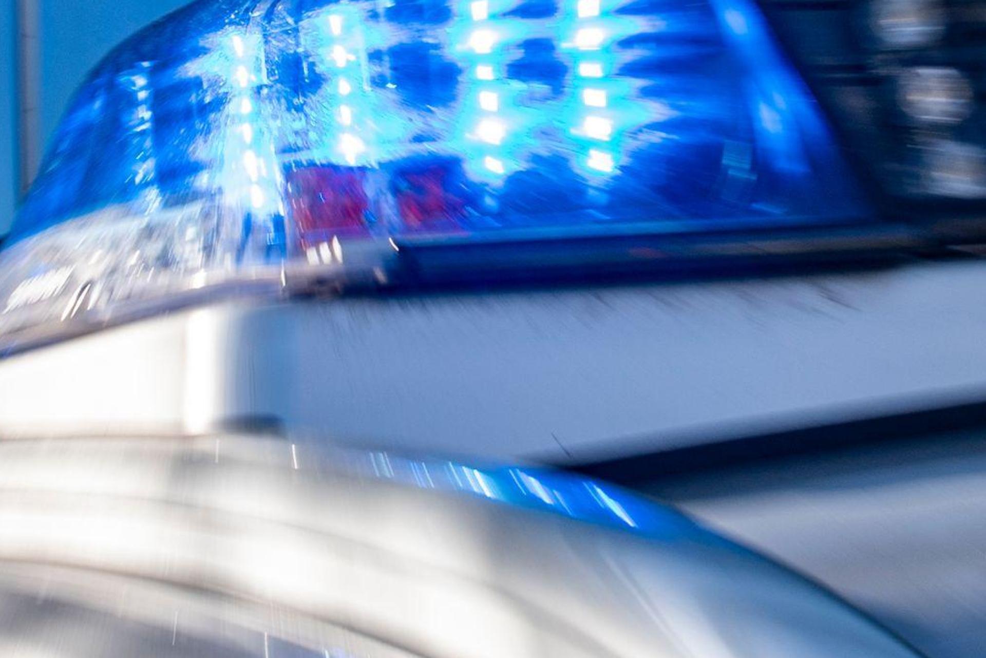 In Auerbach hat jemand eine fußbreite Delle in einem Auto hinterlassen.  (Symbolbild: David Inderlied/dpa)